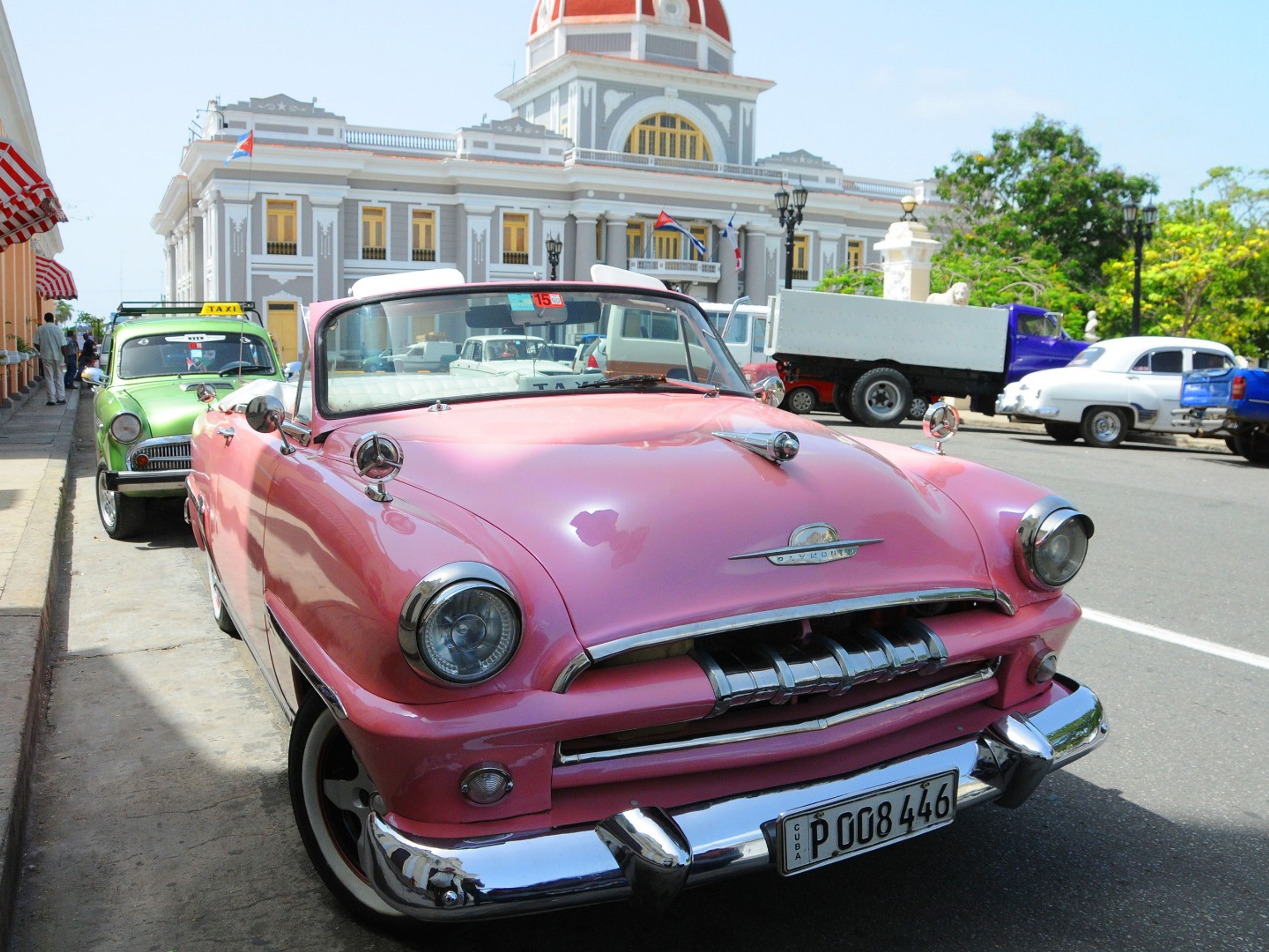 "Tour à Cienfuegos et Santa Clara dans les Voitures Classiques Américaines" Overnight Tour (2 jours / 1 nuit). The Goverment palace of Cienfuegos. “Ride to Cienfuegos & Santa Clara in Old Fashion American Classic Cars” Overnight Tour (2 days / 1 night)