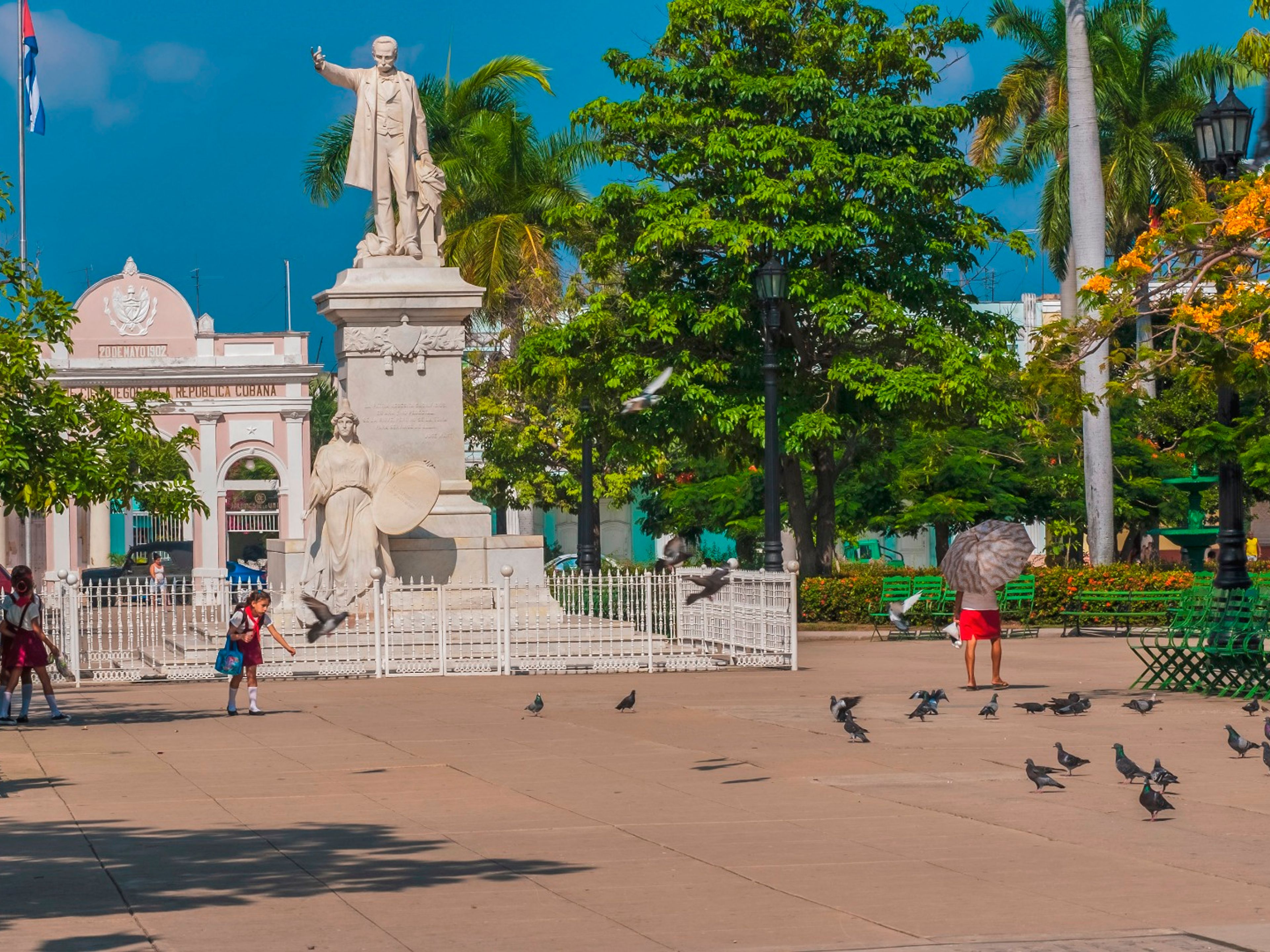 Excursão overnight "Passeio a Cienfuegos e Santa Clara em Carros Clássicos Americanos" (2 dias / 1 noite). The José Martí Central Park, Cienfuegos city panoramic view. “Ride to Cienfuegos & Santa Clara in Old Fashion American Classic Cars” Overnight Tour (2 days / 1 night)