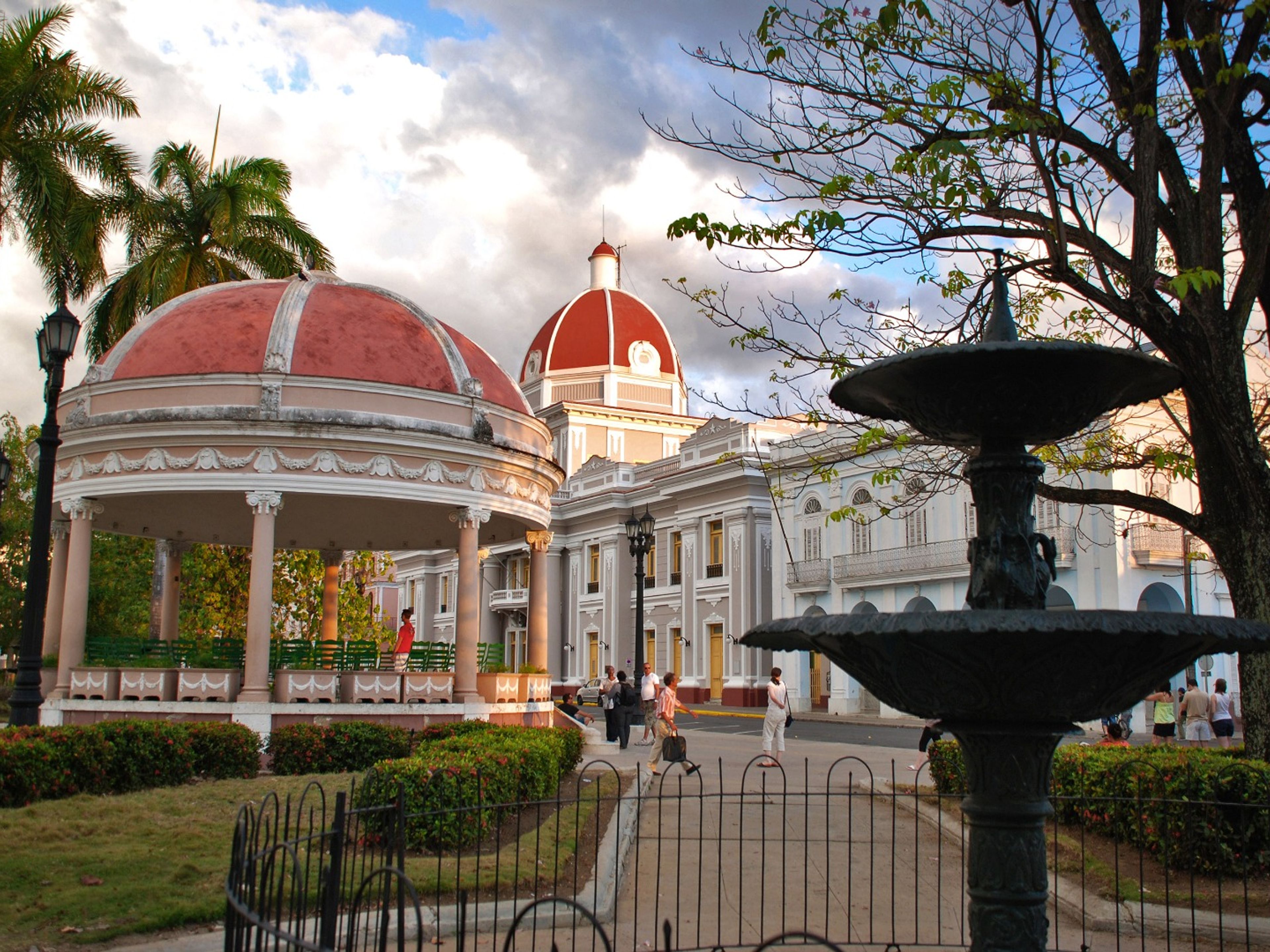 "Tour à Cienfuegos et Santa Clara dans les Voitures Classiques Américaines" Overnight Tour (2 jours / 1 nuit). The José Martí Central Park, Cienfuegos city panoramic view. “Ride to Cienfuegos & Santa Clara in Old Fashion American Classic Cars” Overnight Tour (2 days / 1 night)