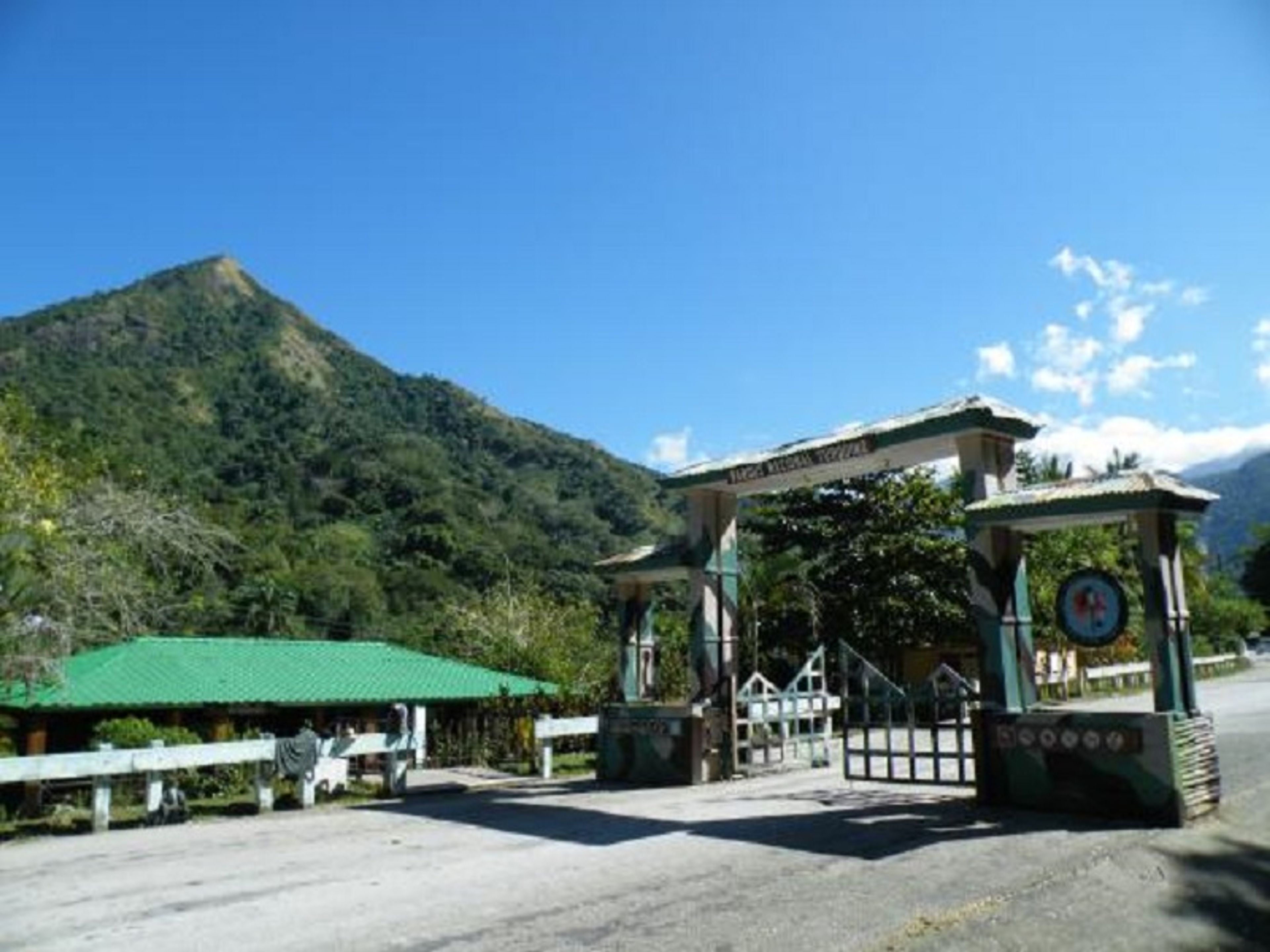 “COMANDANCIA GENERAL DE LA PLATA (VON SANTO DOMINGO)“ Trekking Tour (1 Tag). Turquino National Park entrance view, Santo Domingo, Granma, Cuba.