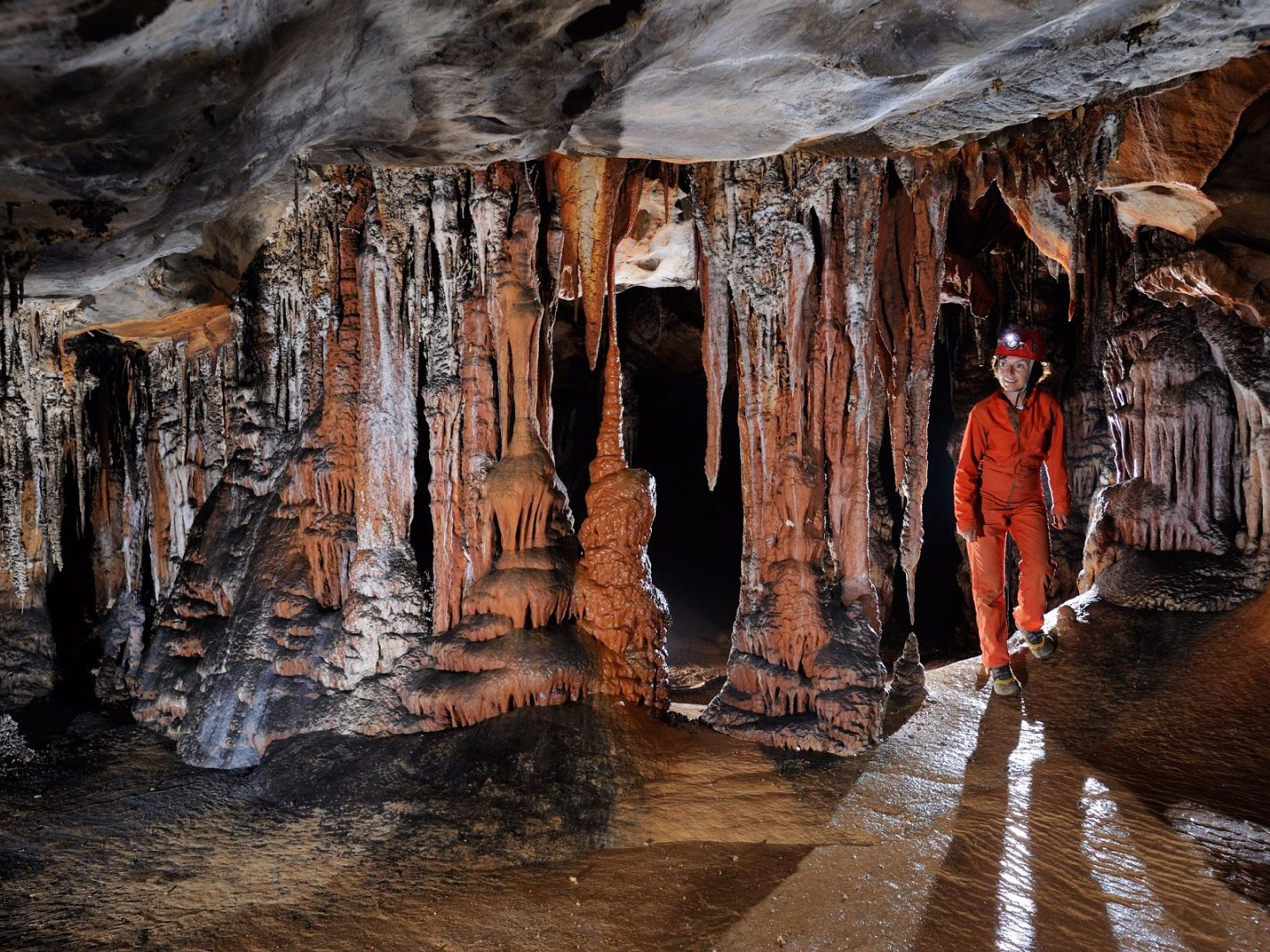 "Tour à vélo à la grande caverne de Santo Tomás". The Big Cavern of Santo Tomás panoramic view, Viñales valley National Park, Pinar del Río