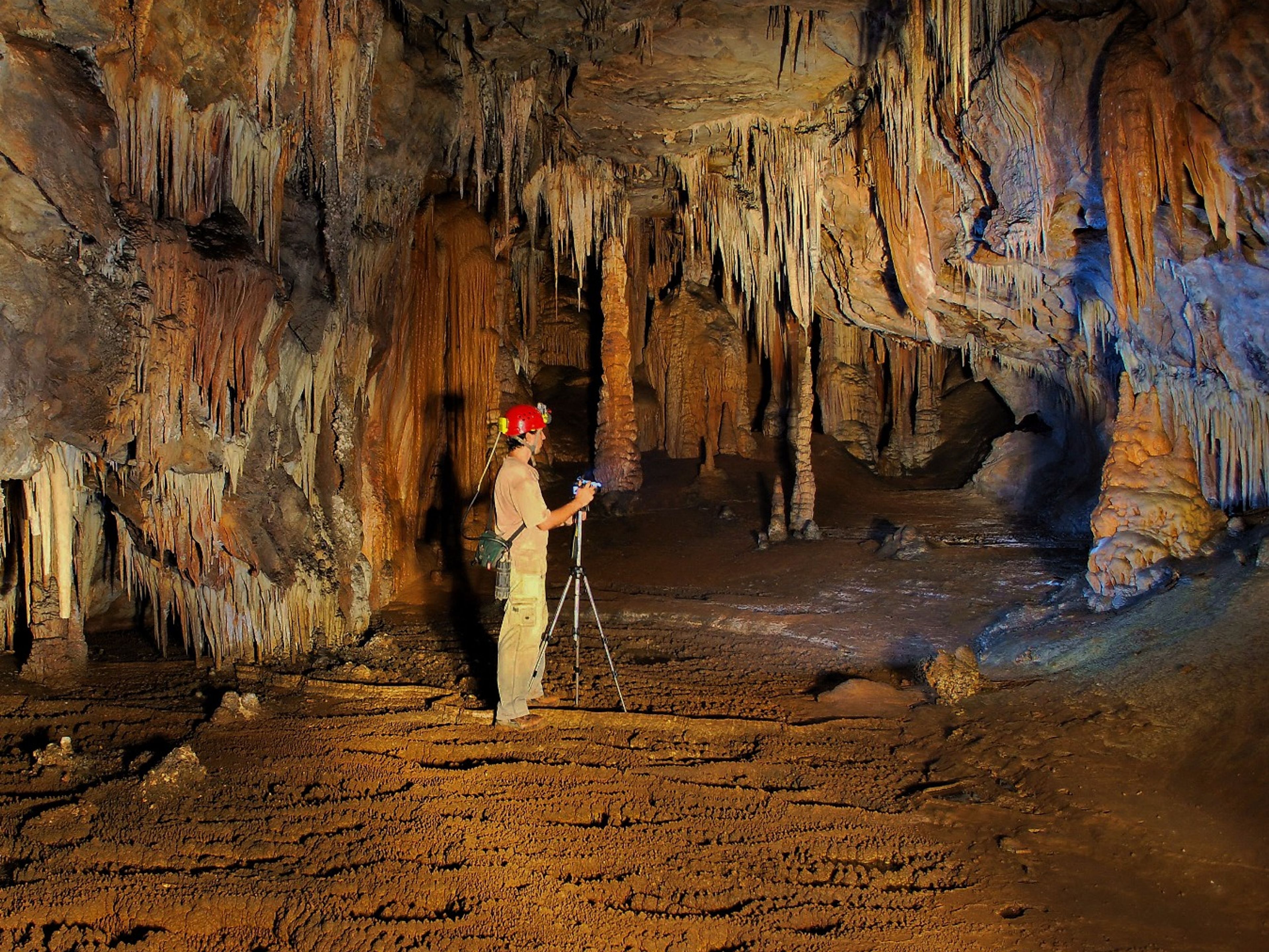 "Tour à vélo à la grande caverne de Santo Tomás". The Big Cavern of Santo Tomás panoramic view, Viñales valley National Park, Pinar del Río