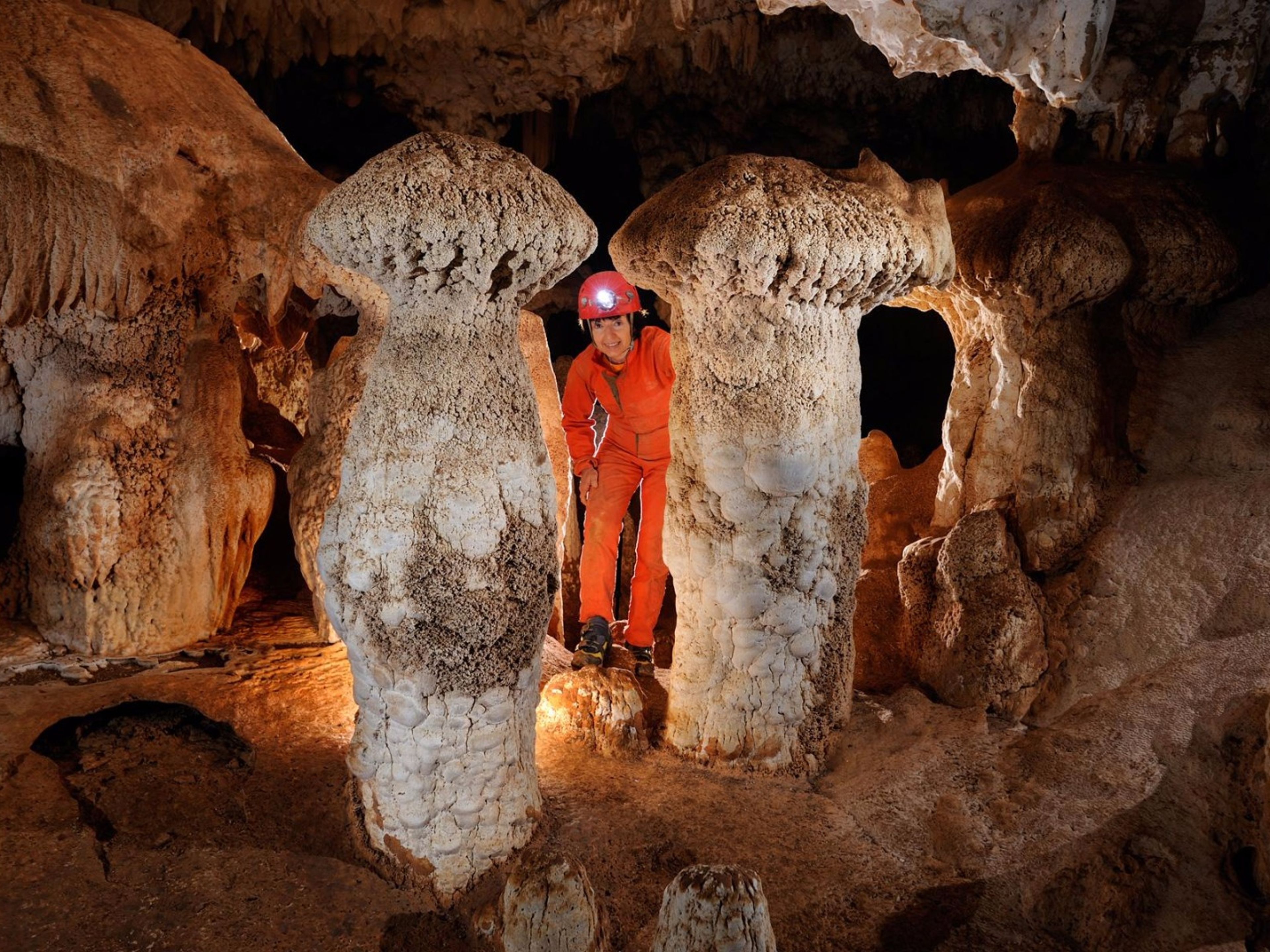 "Tour à vélo à la grande caverne de Santo Tomás". The Big Cavern of Santo Tomás panoramic view, Viñales valley National Park, Pinar del Río