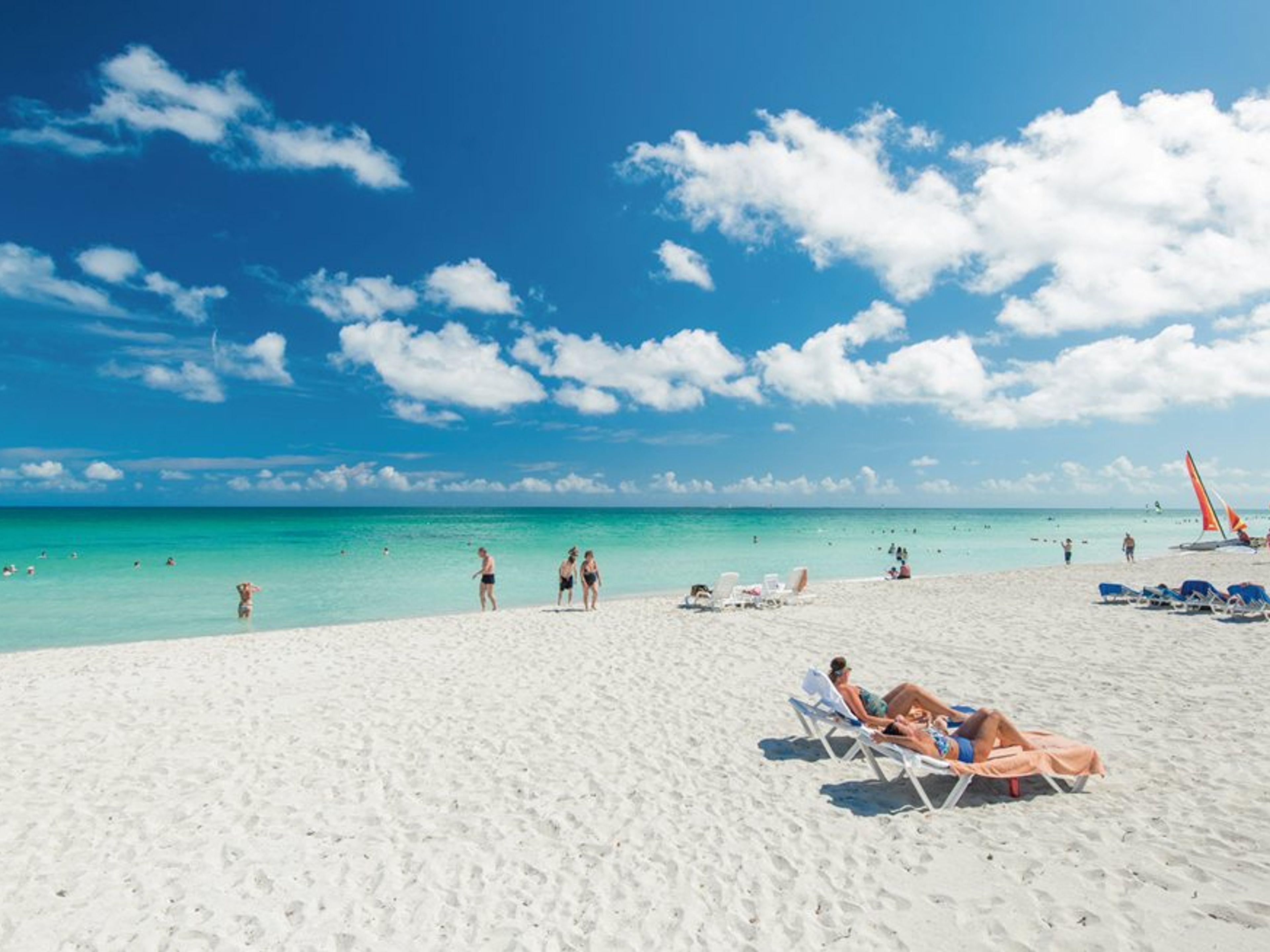 Excursão "PASSEIO A VARADERO EM CARROS CLÁSSICOS AMERICANOS". Varadero beach panoramic view, Matanzas. “Ride to Varadero in Old Fashion American Classic Cars” Tour