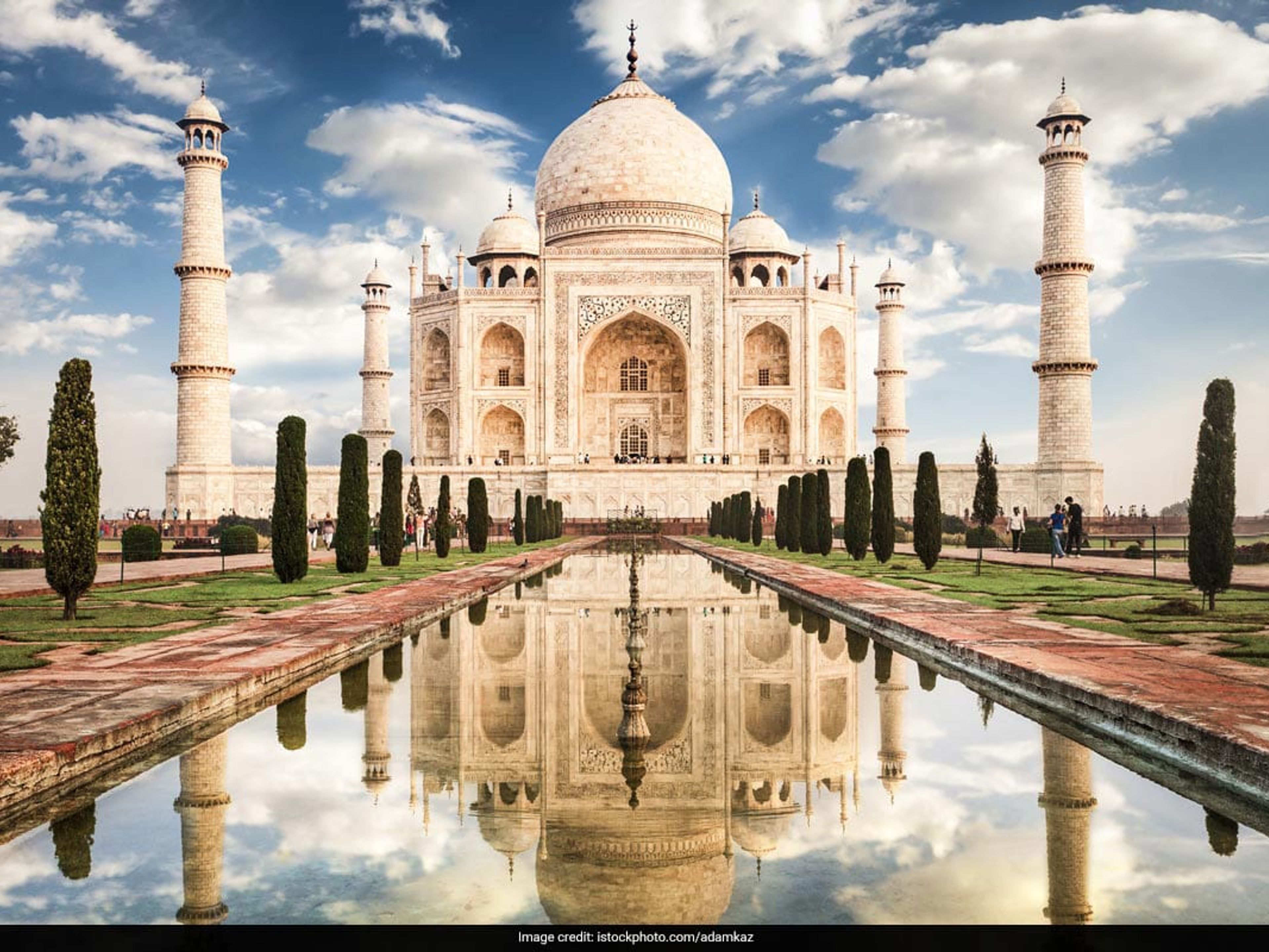 "Fort and Taj Walking Tour All Inclusive" Tour. The Taj Mahal (Crown of the Palace or Corona de los palacios) panoramic view. An ivory-white marble mausoleum in the Indian city of Agra, Uttar Pradesh, India.