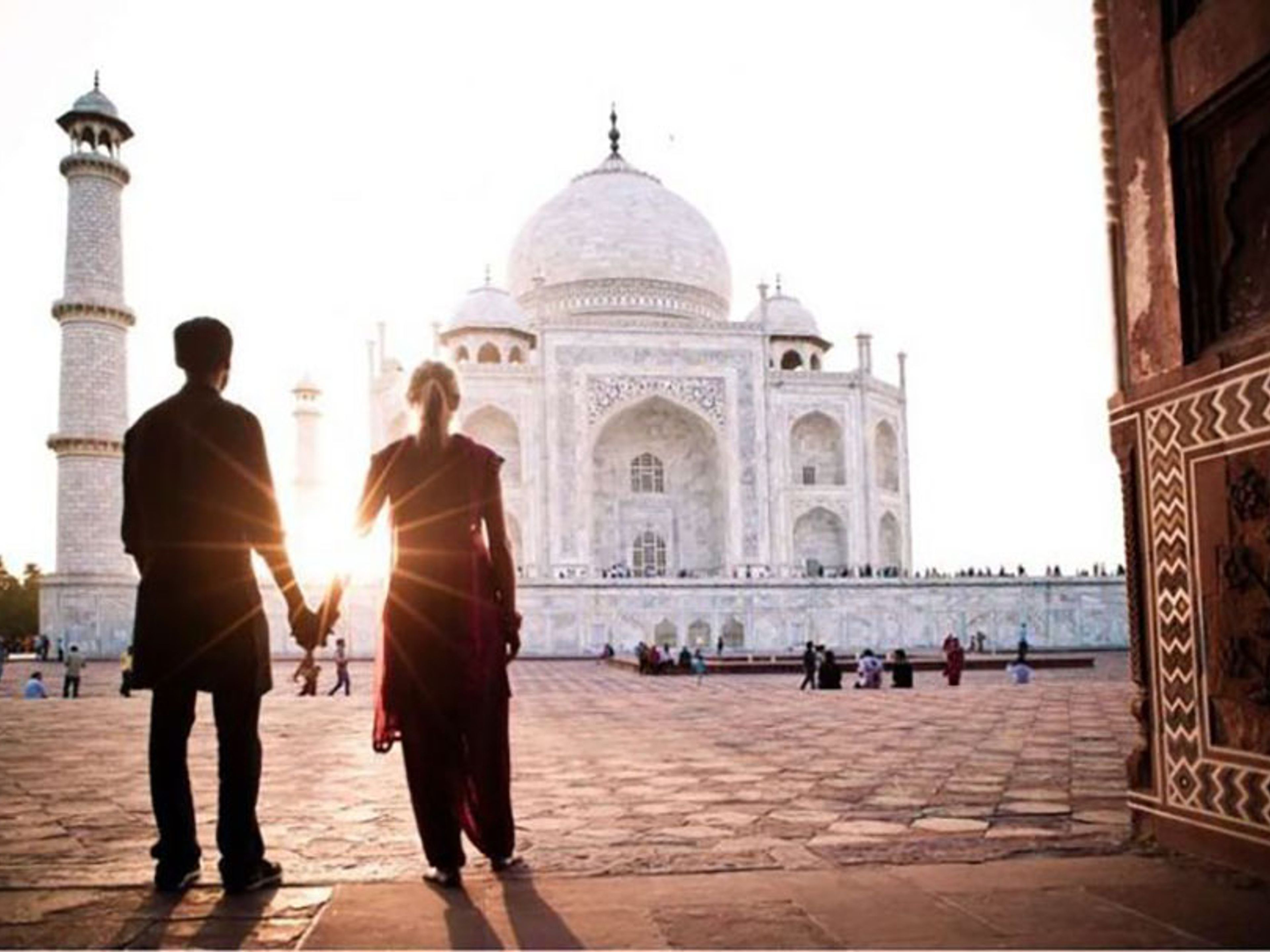 Excursión "Fort y Taj Walking Tour Todo Incluido". The Taj Mahal (Crown of the Palace or Corona de los palacios) panoramic view. An ivory-white marble mausoleum in the Indian city of Agra, Uttar Pradesh, India.