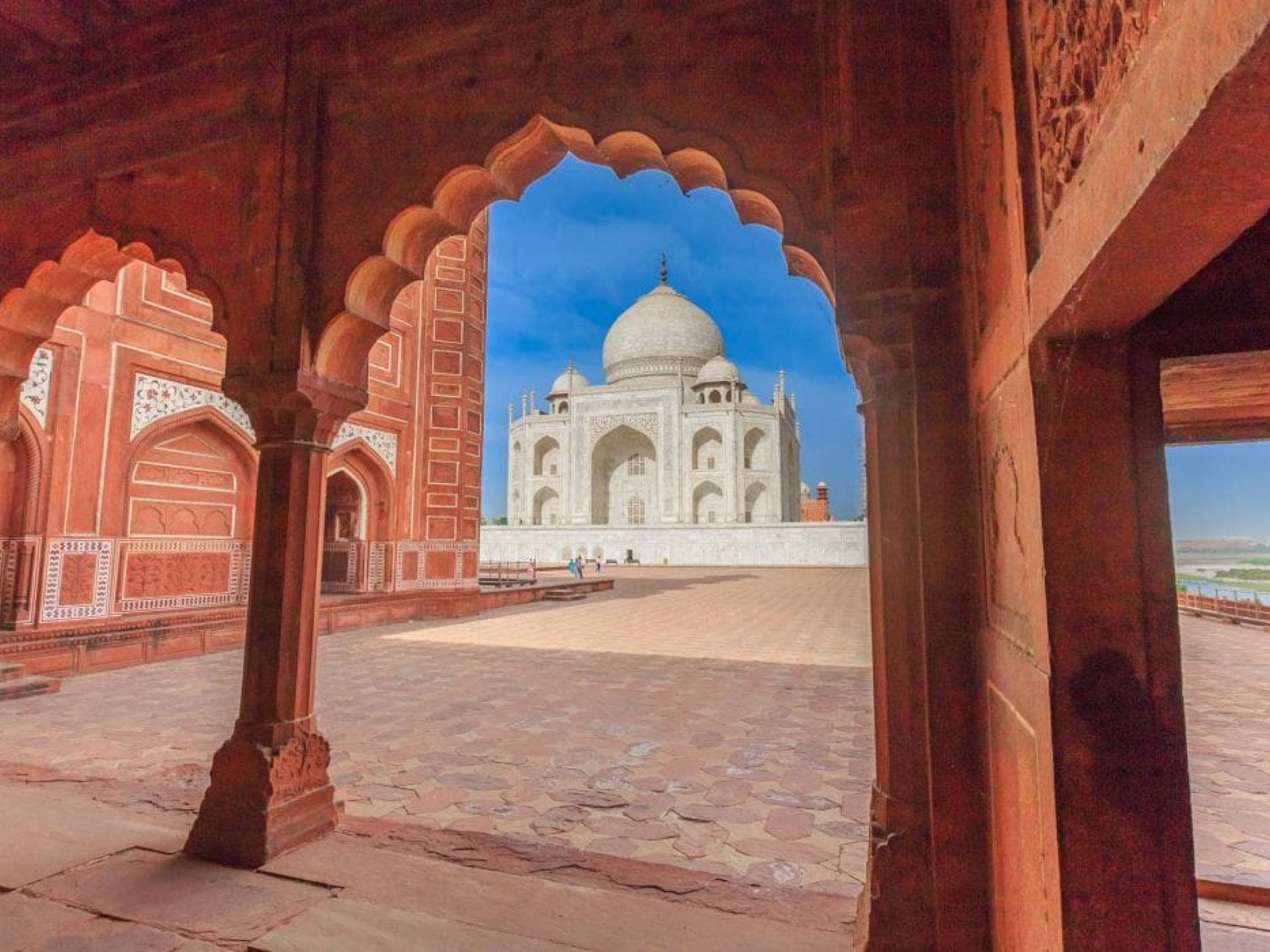 "Fort and Taj Walking Tour All Inclusive" Tour. The Taj Mahal (Crown of the Palace or Corona de los palacios) panoramic view. An ivory-white marble mausoleum in the Indian city of Agra, Uttar Pradesh, India.