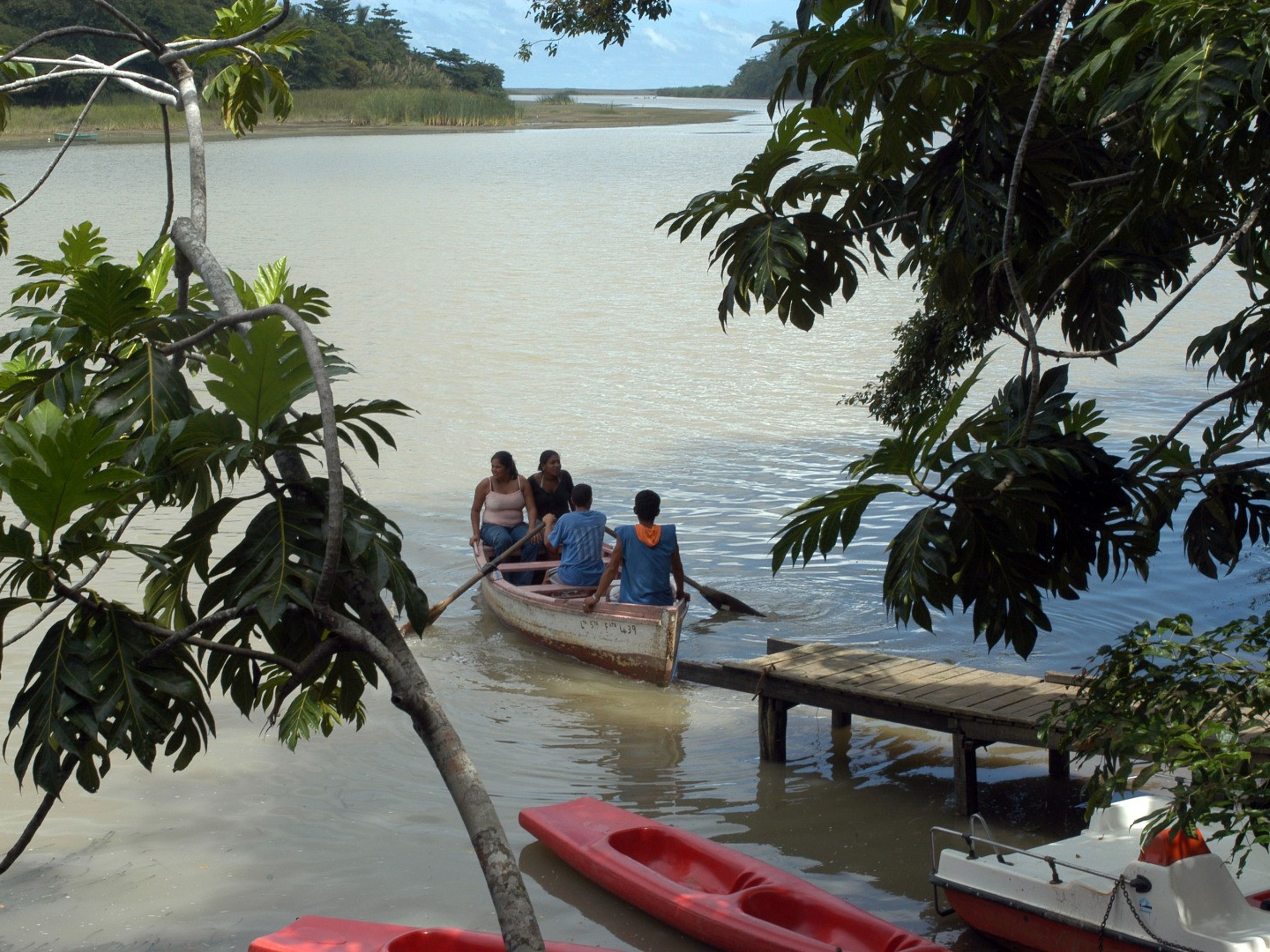Тур "БАРАКОА НА НОЧЬ". Boat (Cayucas) ride through the waters of Toa river, Baracoa