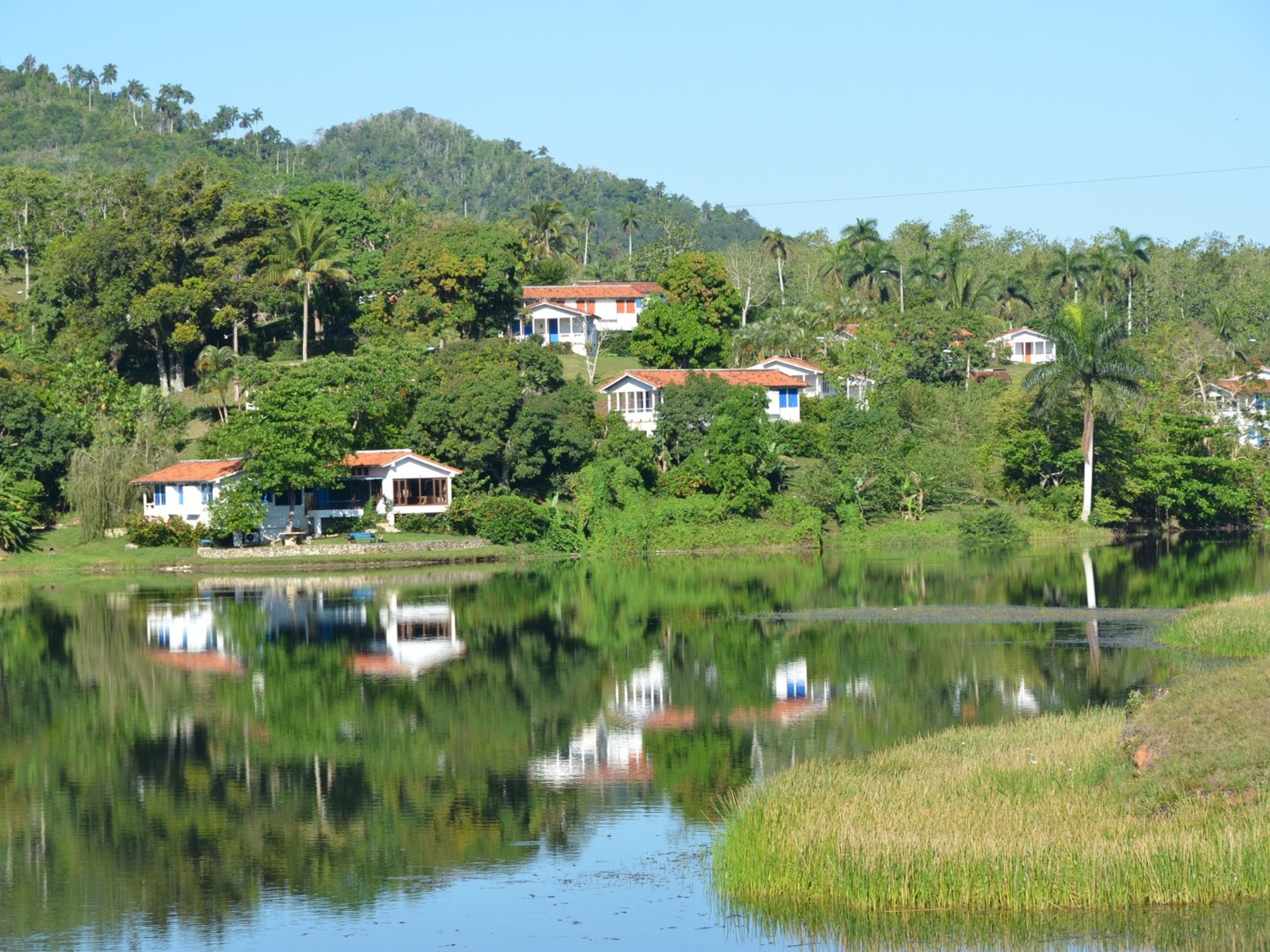“TRANSFER NACH VIÑALES (EINFACHE FAHRT) + 2 STUNDEN BESUCH IN LAS TERRAZAS“ Tour. Las Terrazas comunity panoramic view, Artemisa, Cuba.