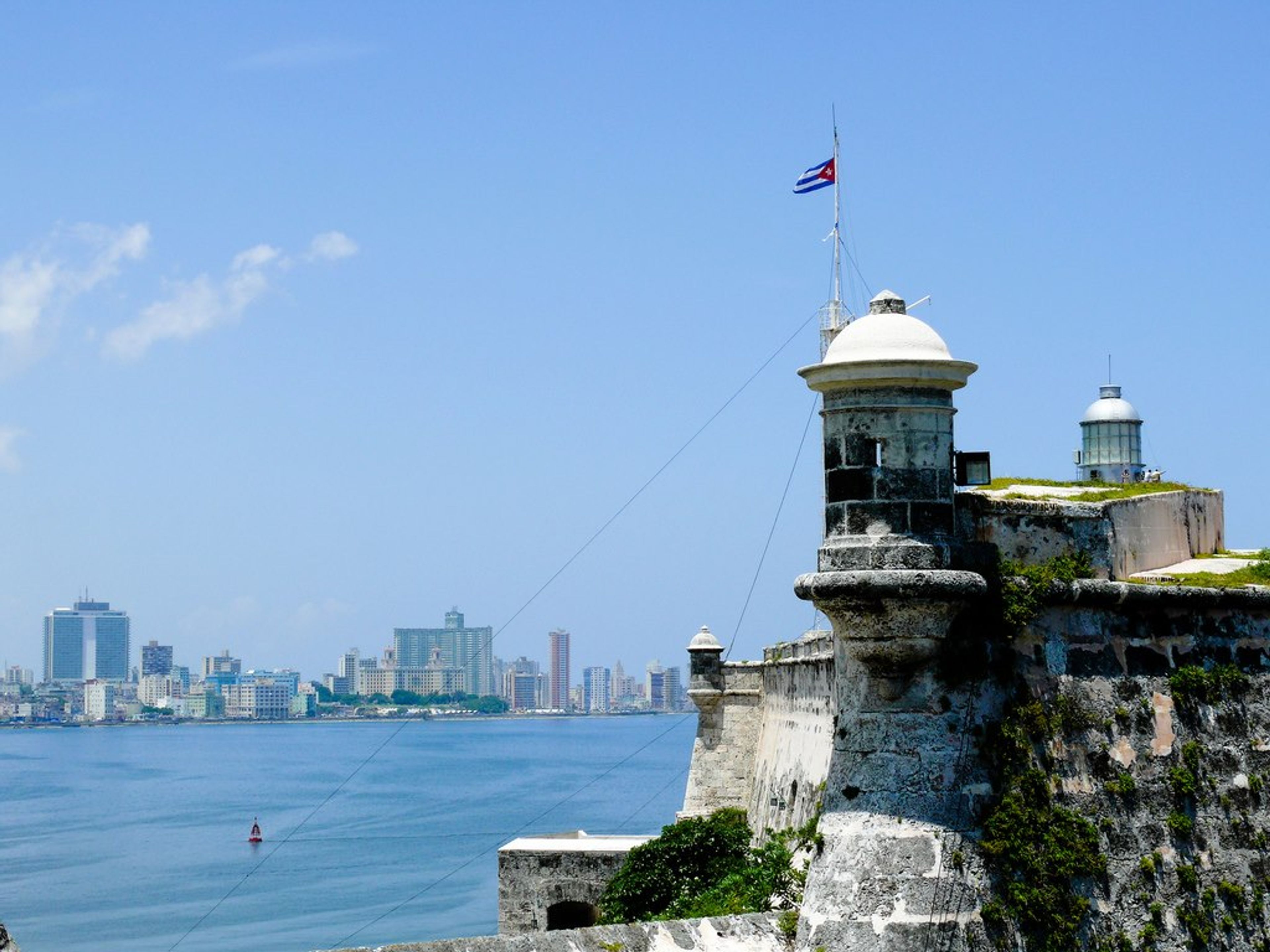 Tour "HAVANE, HISTOIRE ET PLAISIR + VISITE DU SPECTACLE BUENA VISTA SOCIAL CLUB + DINER DANS LES VOITURES CLASSIQUES AMÉRICAINES" (OPTION 3). Castillo de los Tres Reyes del Morro (Castle of the Three Kings of Morro), a UNESCO World Heritage Site; Old Havana, Havana, Cuba.