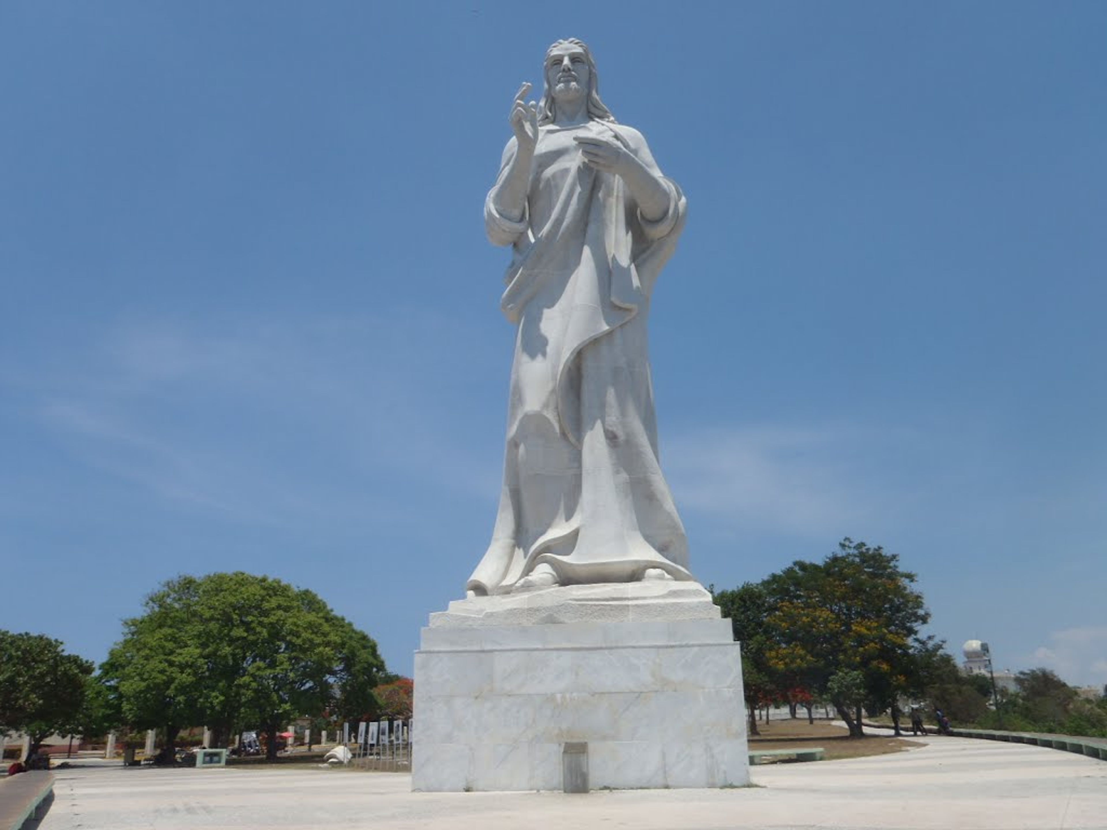 Tour "HAVANE, HISTOIRE ET PLAISIR + VISITE DU SPECTACLE BUENA VISTA SOCIAL CLUB + DINER DANS LES VOITURES CLASSIQUES AMÉRICAINES" (OPTION 3). The Christ of Havana, National Monument, Casablanca, Havana, Cuba.