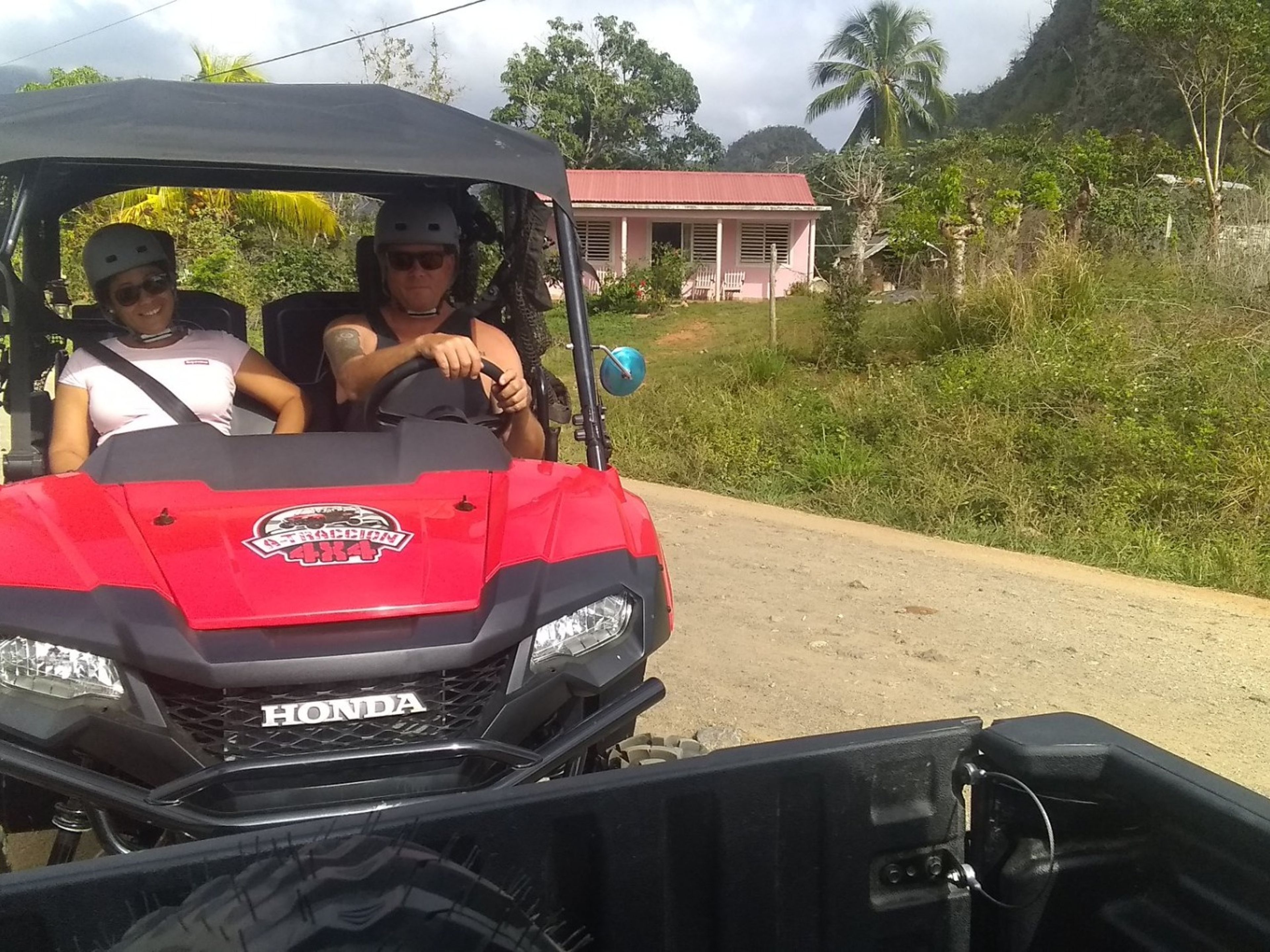 Tour “GIRO IN BUGGINE NELLA VALLE DI VIÑALES”. “Buggy Tours in Viñales Valley”, Viñales, Pinar del Río, Cuba.
