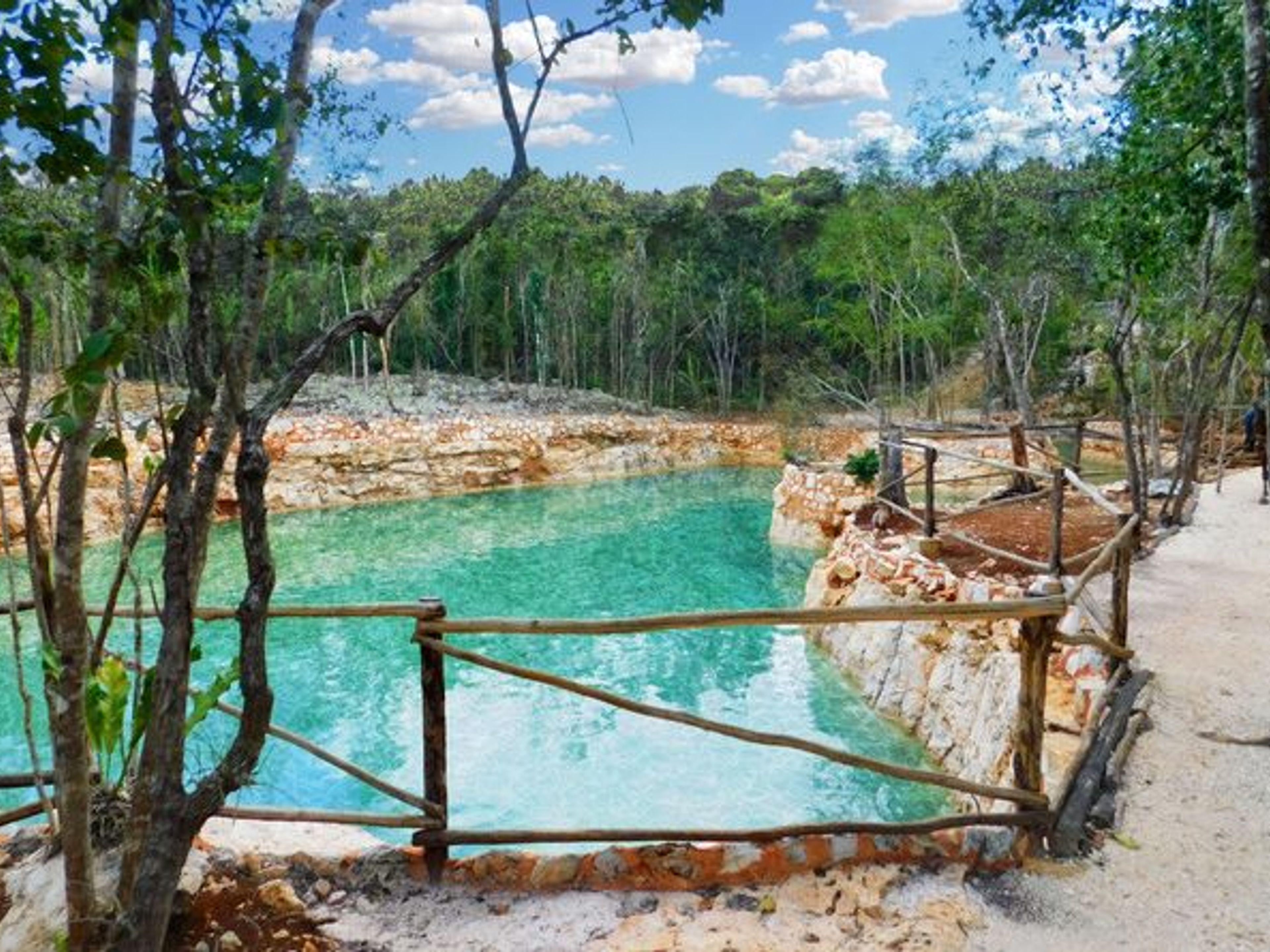 Excursión "Entrada a Chichen Adventure + Buffet + ATV". Artificial Cenote Rio Maya fresh and clear waters in Chichen  Adventure Park. Chichen Itza, Yucatan Peninsula. Mexico.