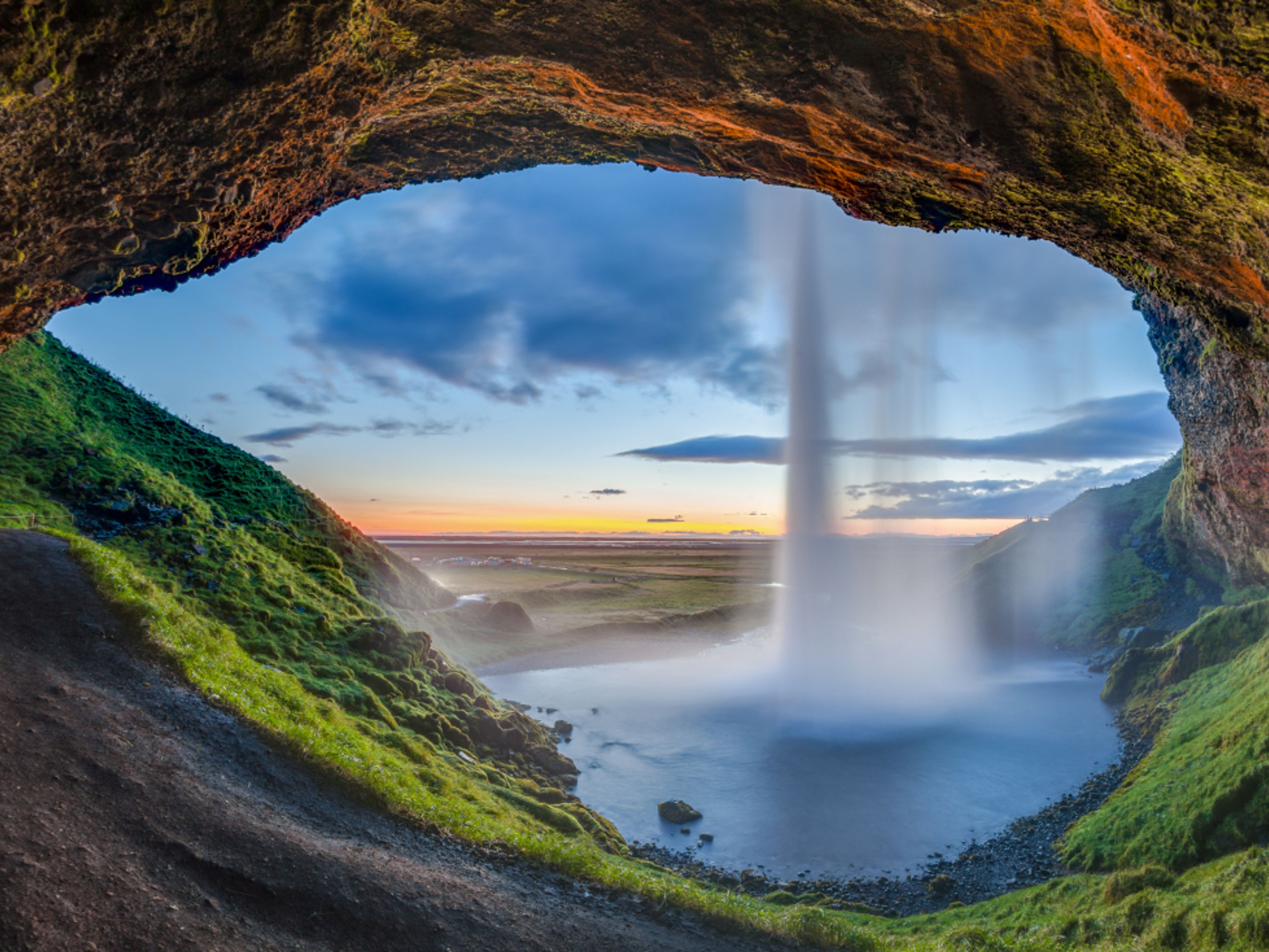 Excursión privada "RUTA DE DÍA COMPLETO POR EL SUR DE ISLANDIA + ATV SAFARI PLAYA NEGRA". Seljalandsfoss waterfall panoramic view, Iceland.