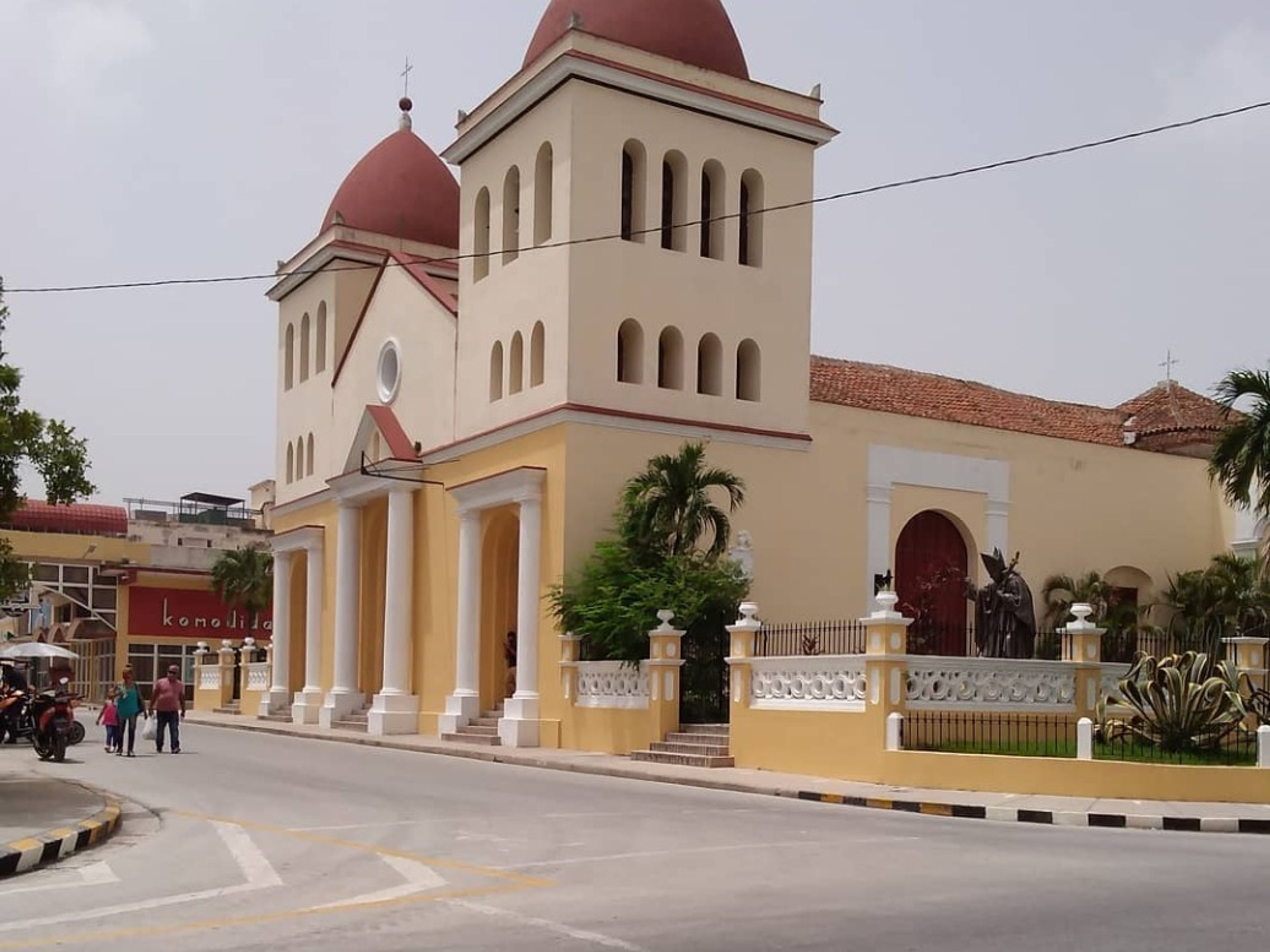 “EL EXPRESO DE CUBA: ”SANTIAGO DE CUBA / HOLGUÍN / CAMAGÜEY / CIEGO DE ÁVILA / HAVANE” Services de transfert collectif. San Isidoro de Holguín church panoramic view, Holguín, Cuba.