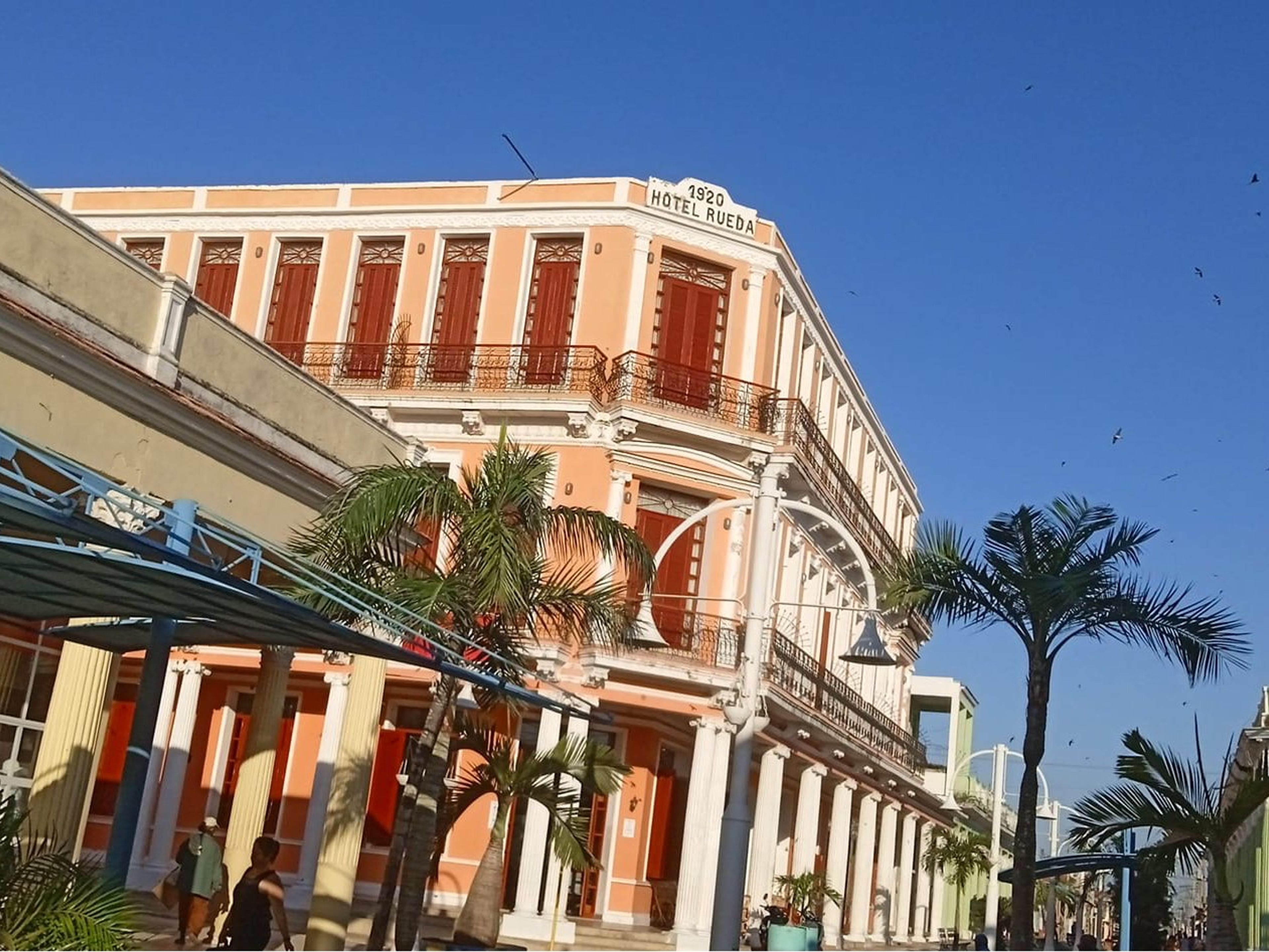 “EL EXPRESO DE CUBA: ”SANTIAGO DE CUBA / HOLGUÍN / CAMAGÜEY / CIEGO DE ÁVILA / HAVANE” Services de transfert collectif. The boulevar of Ciego de Ávila city panoramic view, Ciego de Ávila, Cuba.
