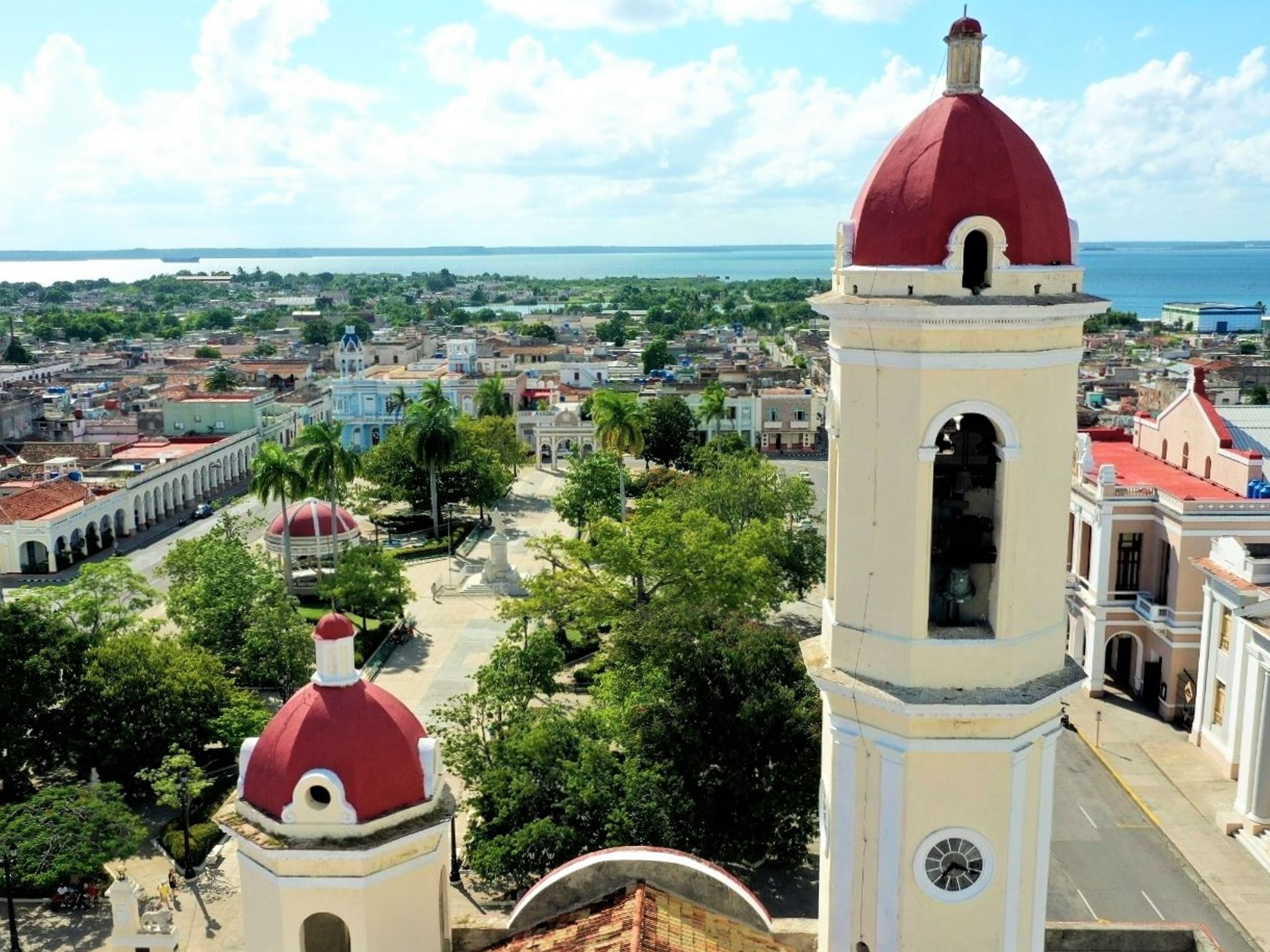 Excursão "DIVERSÃO EM CIENFUEGOS E HISTÓRIA EM TRINIDAD". The José Martí Central Park panoramic view, Cienfuegos city.