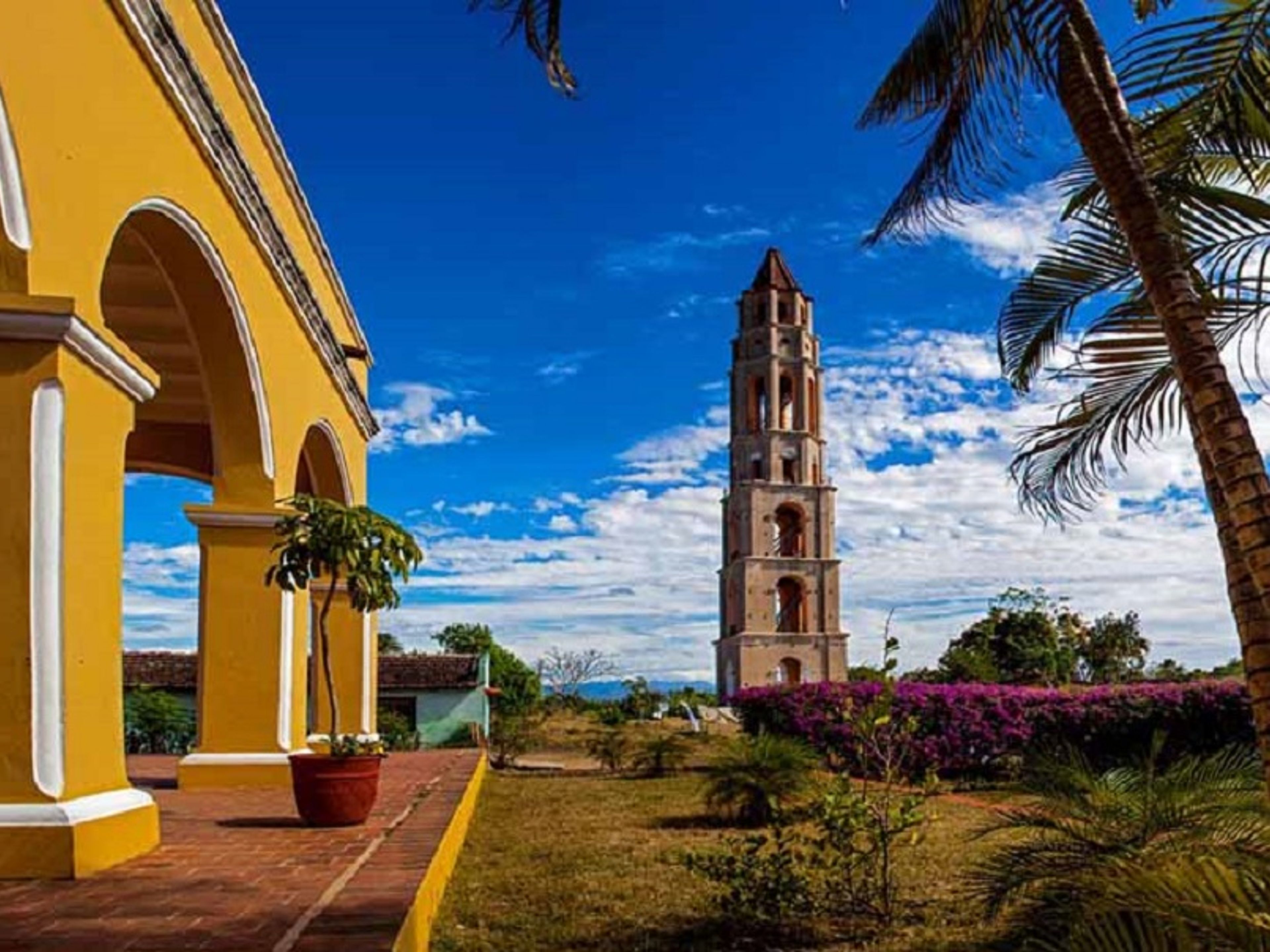 Tour "TOUR CON IL BALDACCHINO AL BELVEDERE DELLA VALLE DE LOS INGENIOS". Manaca Iznaga farm panoramic view, Valley of the Sugar Mills, Trinidad, Sancti Spíritus