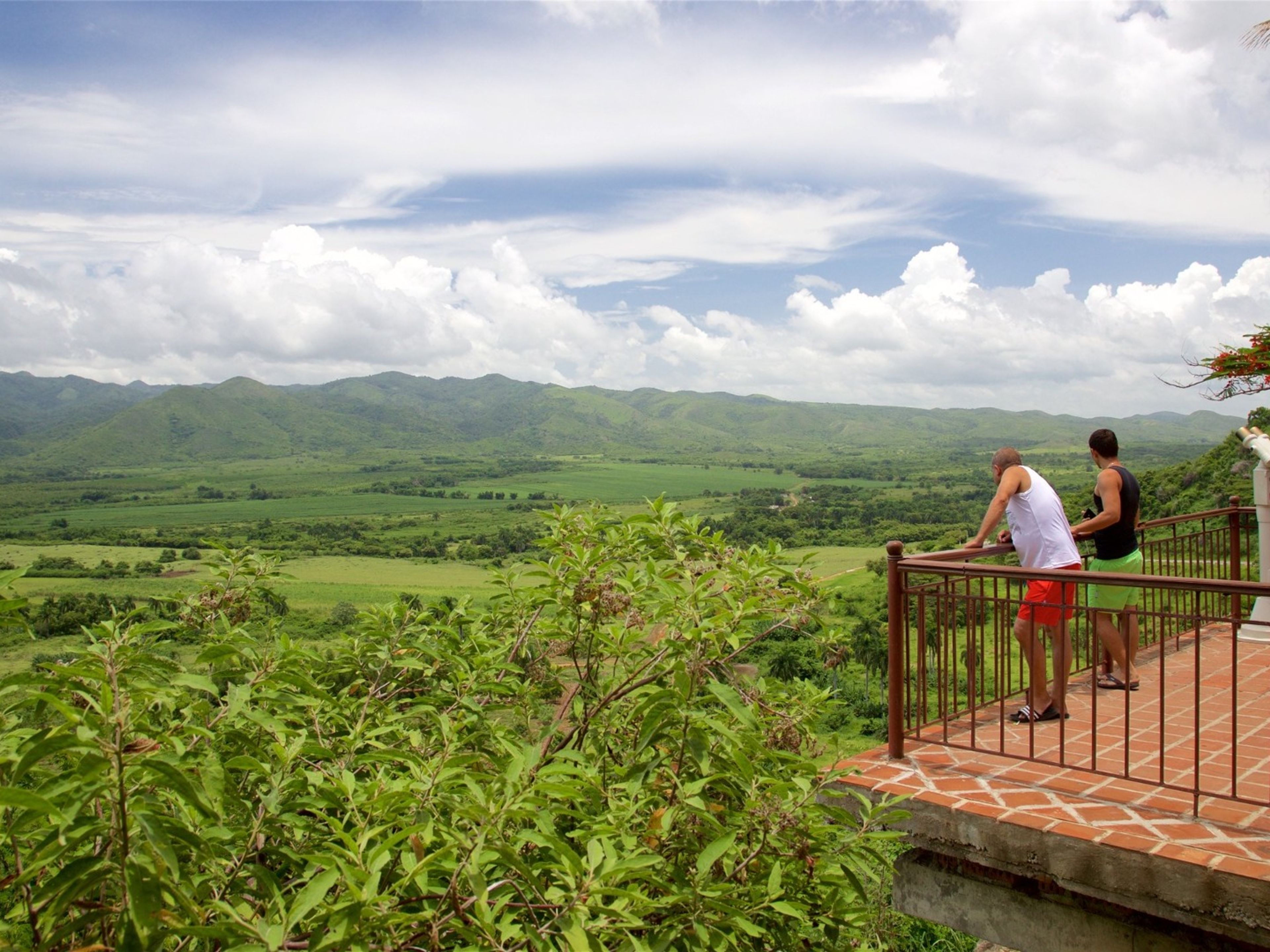 Тур "КАНОПИ-ТУР НА СМОТРОВОЙ ПЛОЩАДКЕ ДОЛИНЫ ЛОС ИНХЕНИОС". The viewpoint El Mirador del Valle de Los Ingenios panoramic view, Trinidad, Cuba.