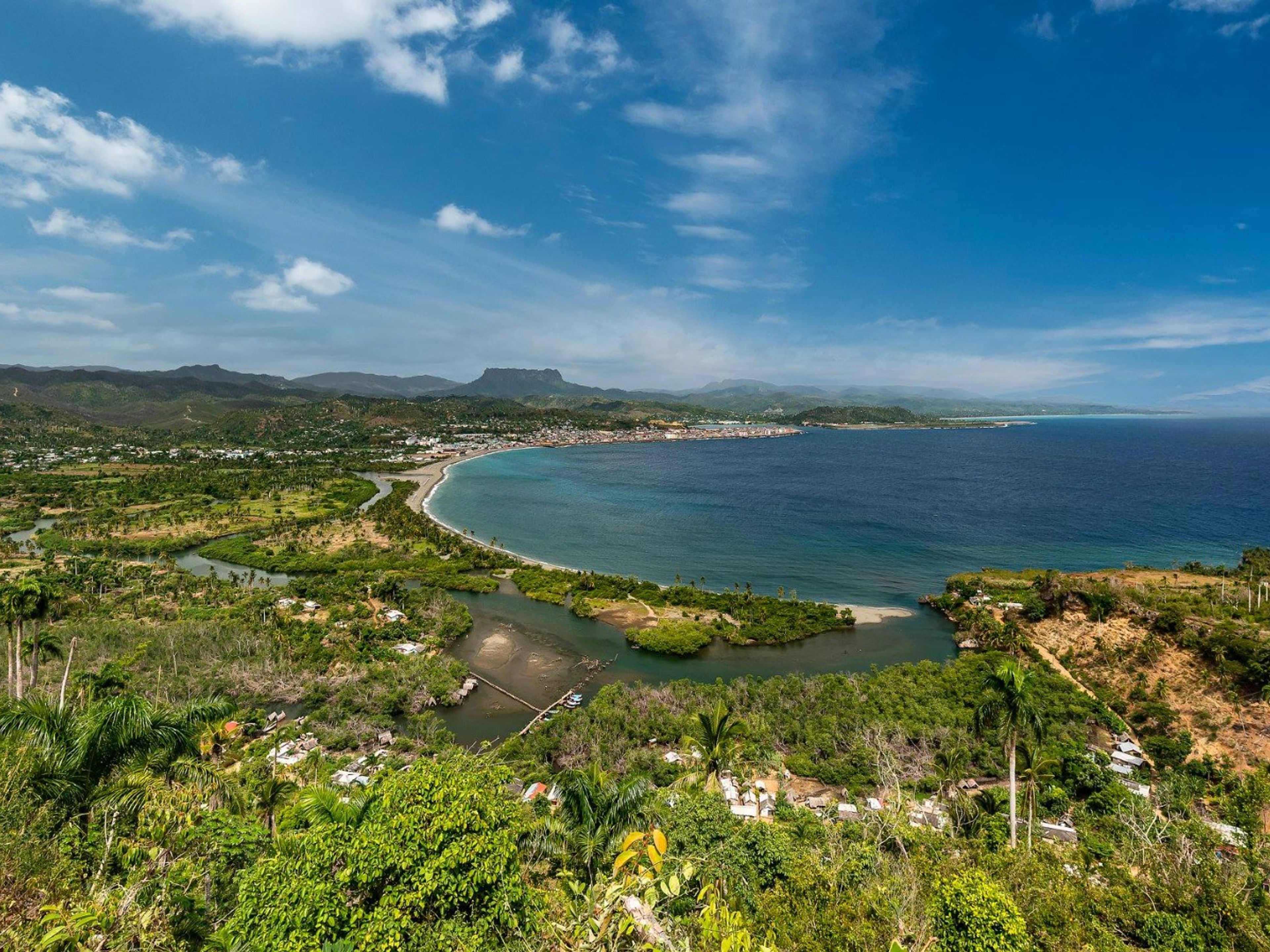 Tour di trekking "EL YUNQUE". El Yunque and Baracoa bay panoramic view, Baracoa, Guantánamo, Cuba.