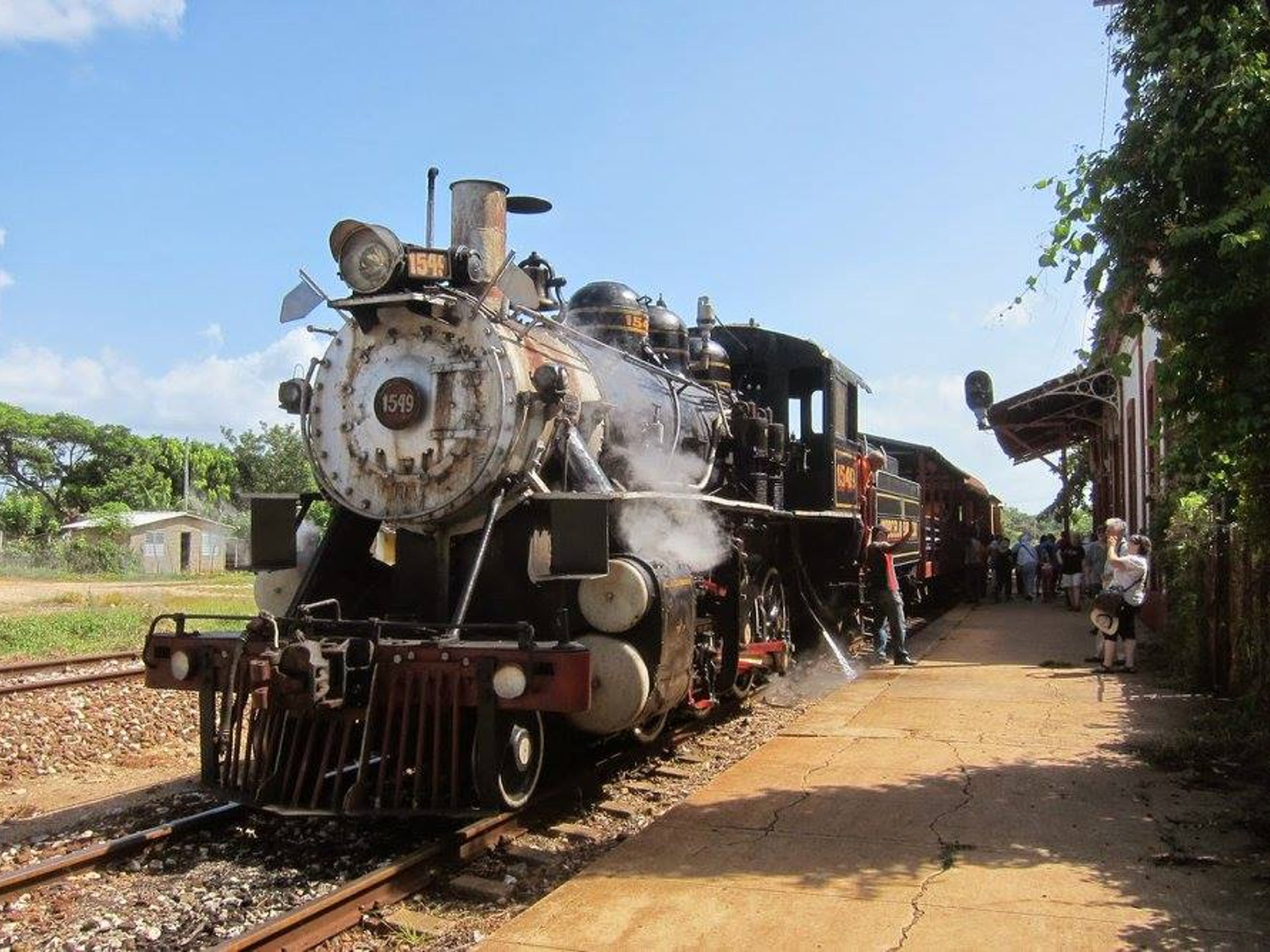 Excursión “AZÚCAR, TABACO Y RON”. Steam train built in 1913 at the ancient sugar mill, Remedios city.“Sugar Tour”