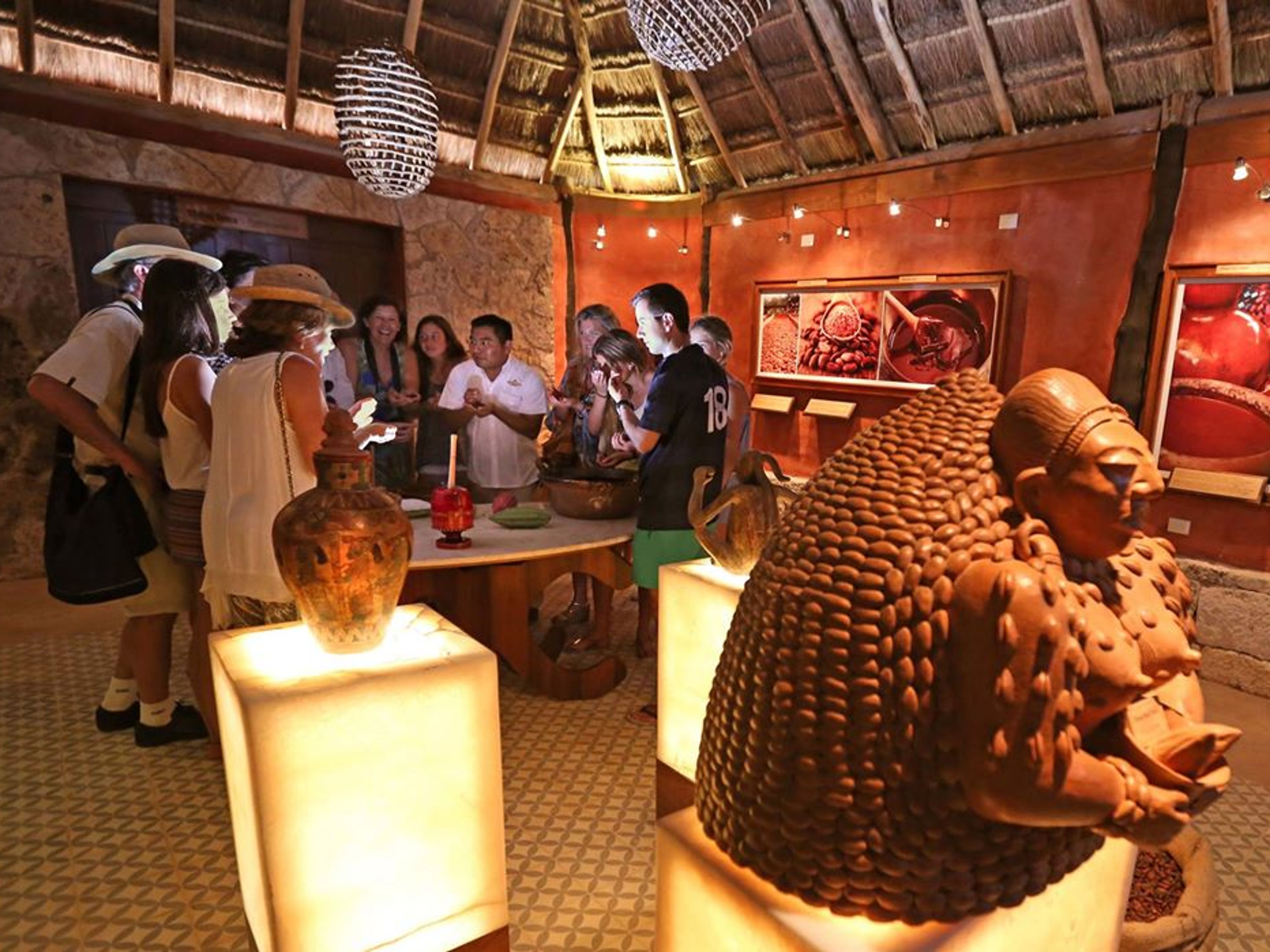 Excursão "4x1 Tulum + Coba + Cenote + Playa del Carmen + Santuário do Chocolate e do Mel". Chocolate Maya experience, know its history and create yours. Tulum, Mexico.