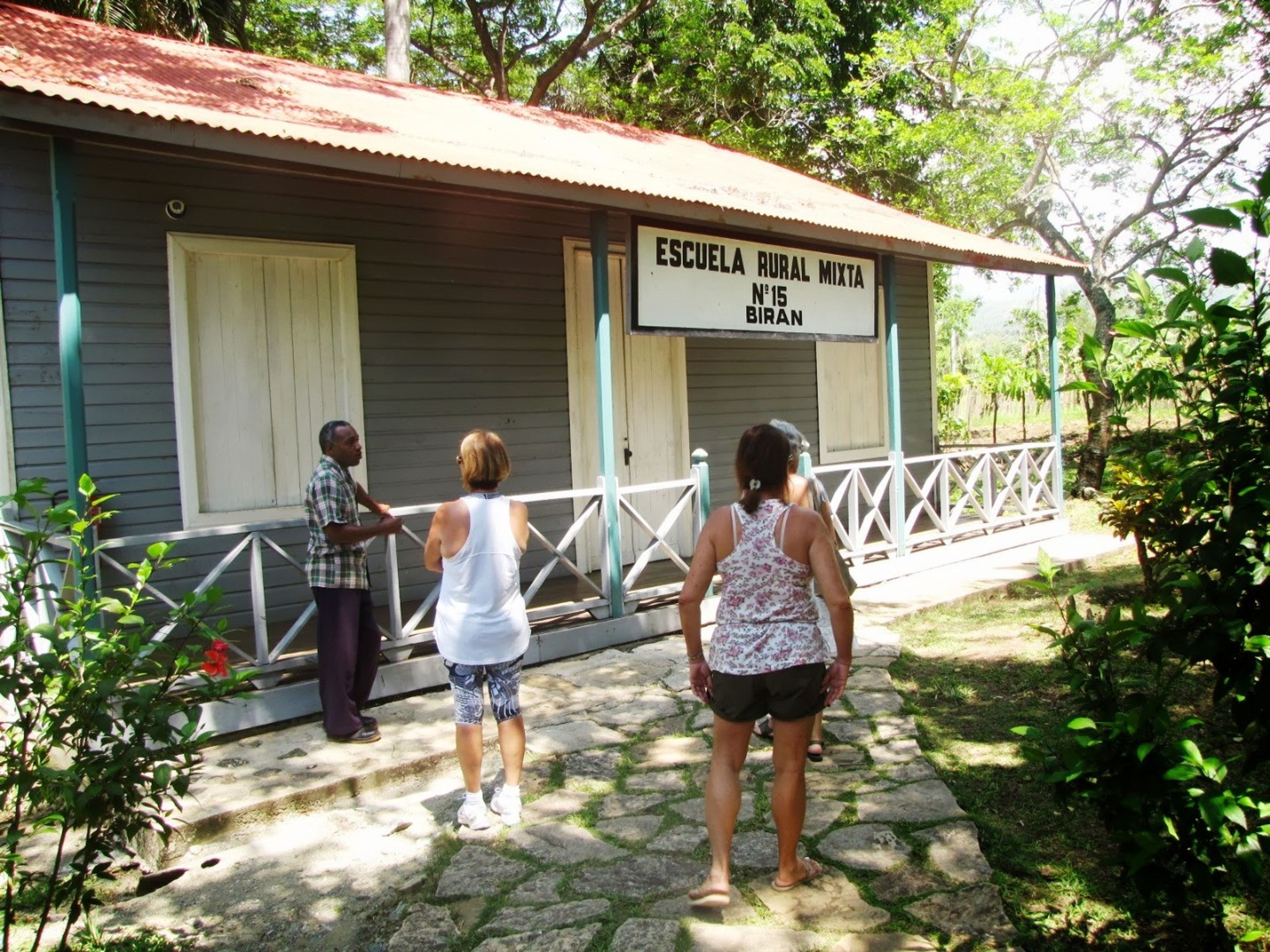 Джип-сафари "АЛЬПИНИСТСКИЕ ПРИКЛЮЧЕНИЯ И ИСТОРИЯ". A rural school at Batey Birán panoramic view, Holguín