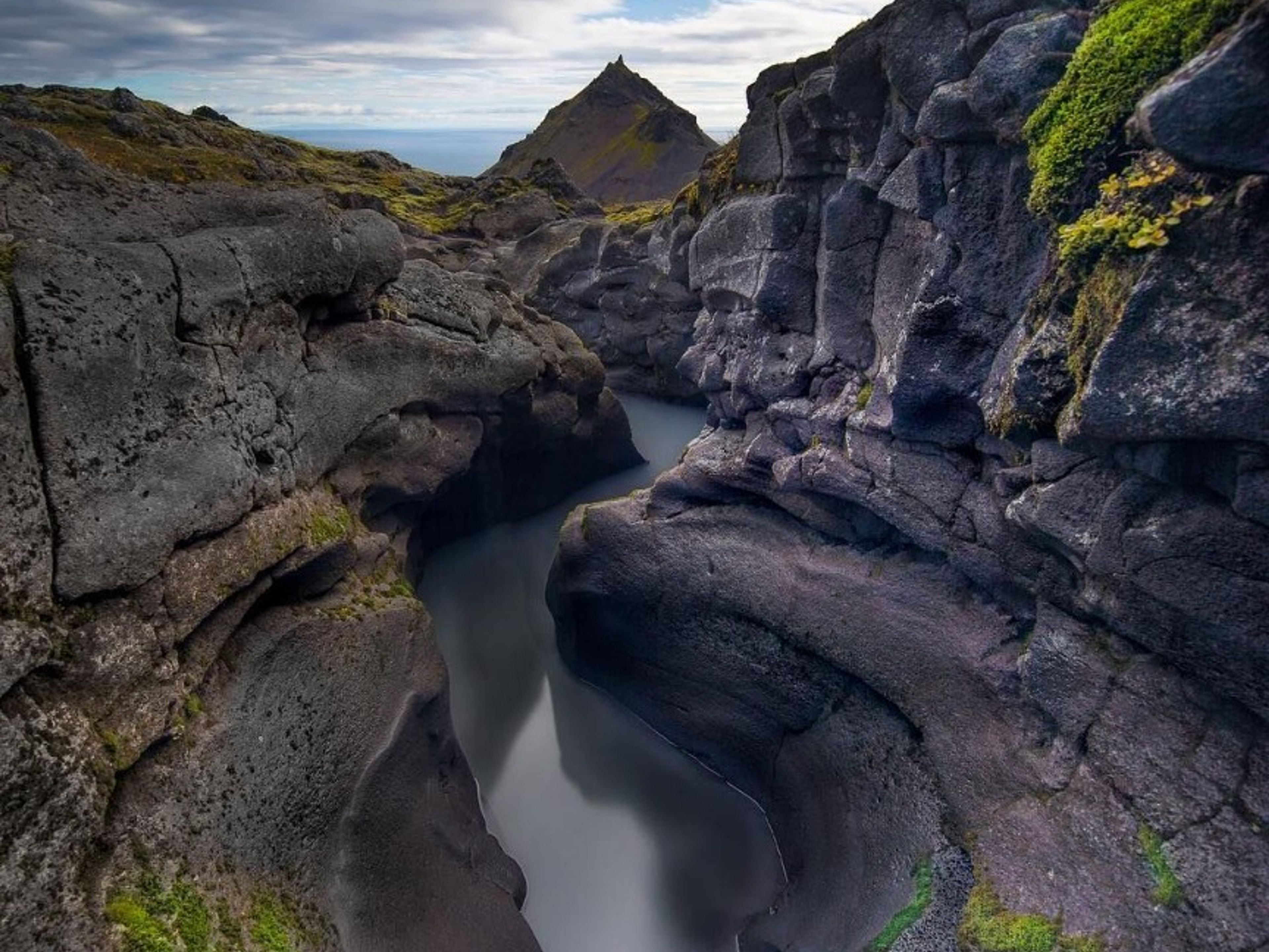 Excursão Privada "PENÍNSULA DE SNAEFELLSNES + GRUTA DE LAVA VATNSHELLIR". Lava fields of Snæfellsjökull, Snaefellsnes Peninsula, Iceland’s smallest National Park.