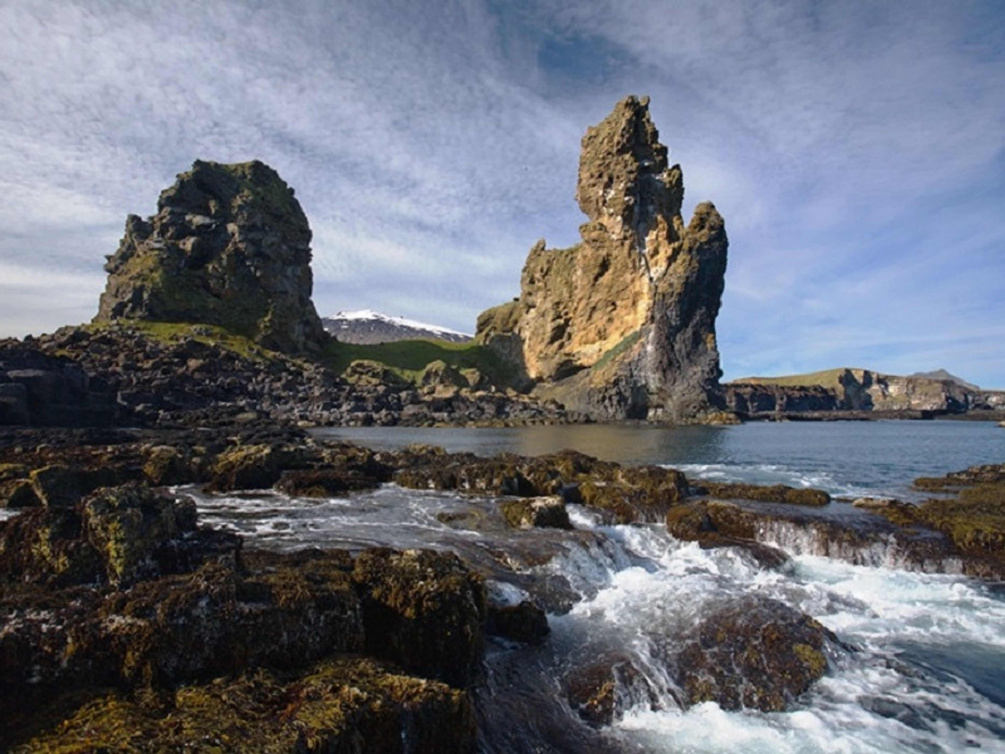 Tour privato "PENISOLA DI SNAEFELLSNES + GROTTA DI LAVA DI VATNSHELLIR". Londrangar cliffs panoramic view, Snaefellsnes Peninsula, Iceland’s smallest National Park.