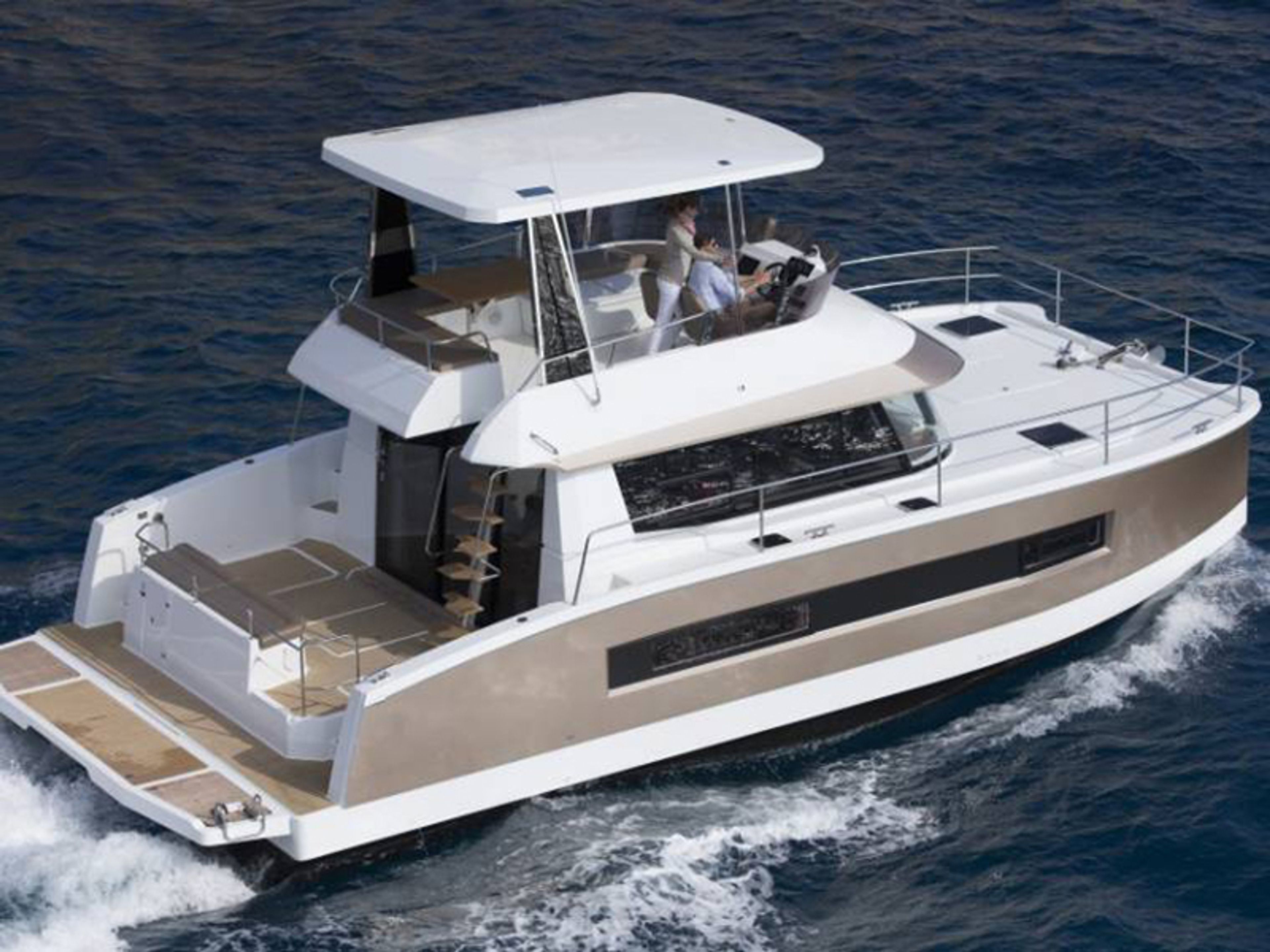 Vida a bordo em catamarã "Fountaine Pajot MY 37". Life on Board in Catamaran "Fountaine Pajot MY 37"