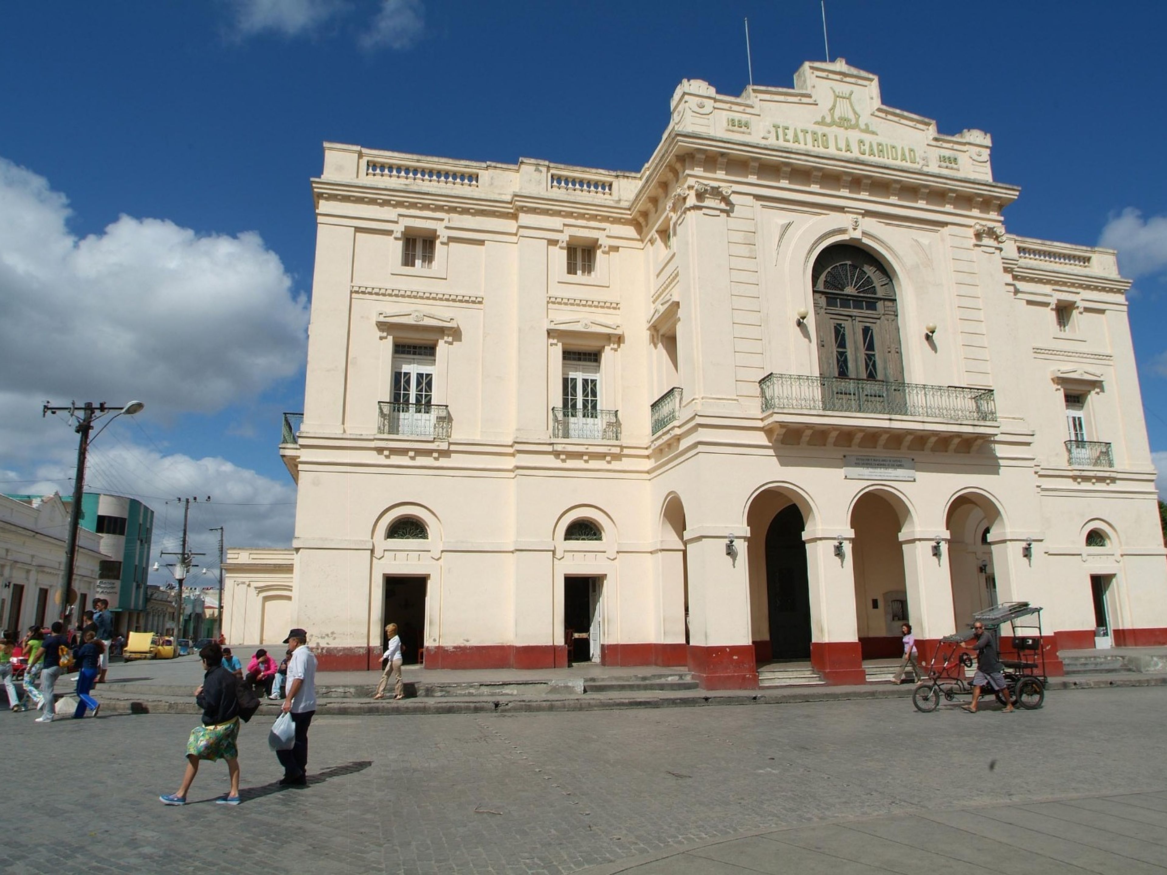 Тур "Обнаружив Санта-Клара в классических автомобилей". La Caridad theater panoramic view, Santa Clara.“Discovering Santa Clara in Classic Cars” Tour