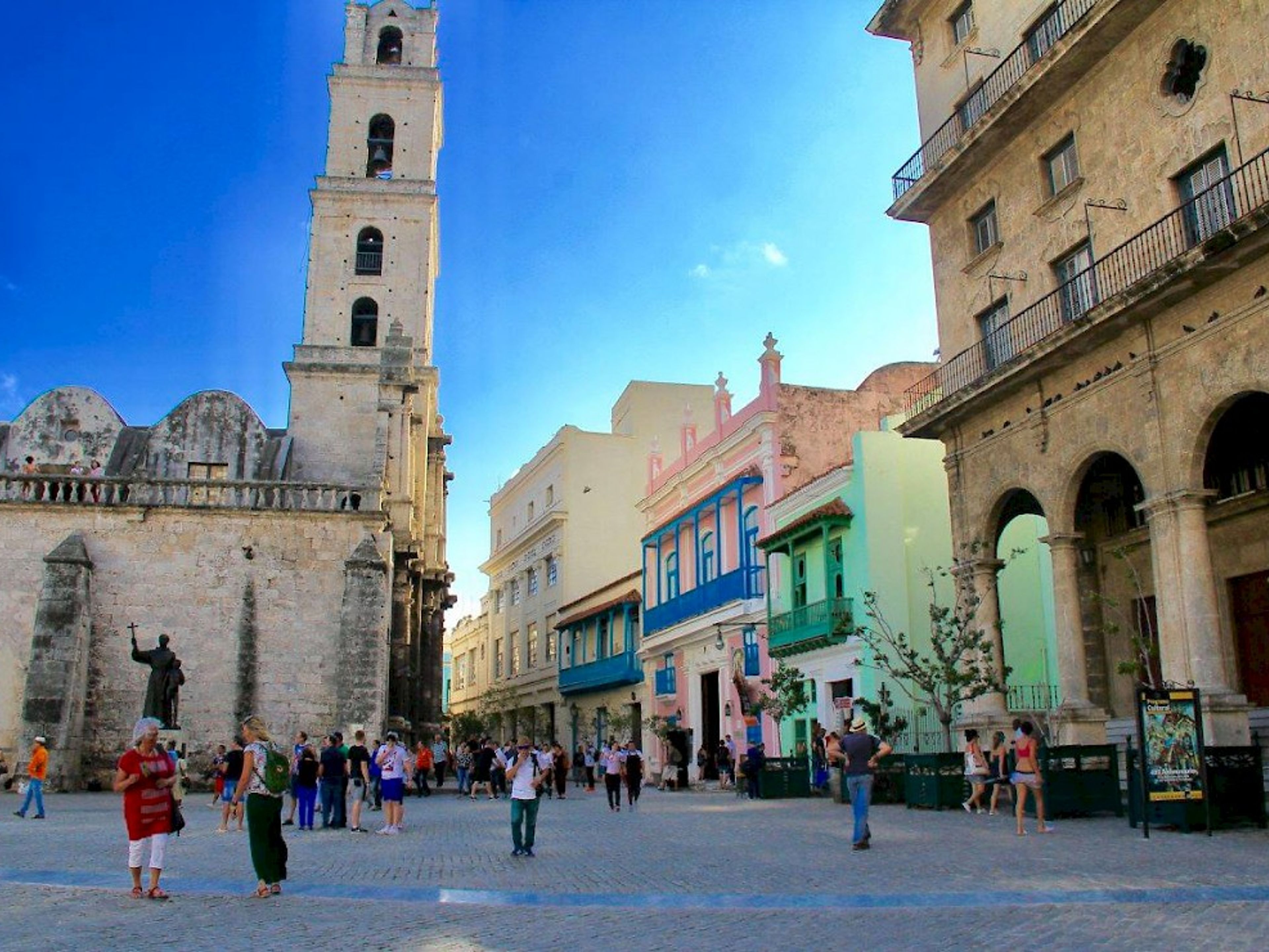 Tour "L'AVANA + PINAR DEL RÍO OVERNIGHT". San Francisco de Asis square panoramic view, Old Habana. "Havana Overnight + Pinar del Río" Tour