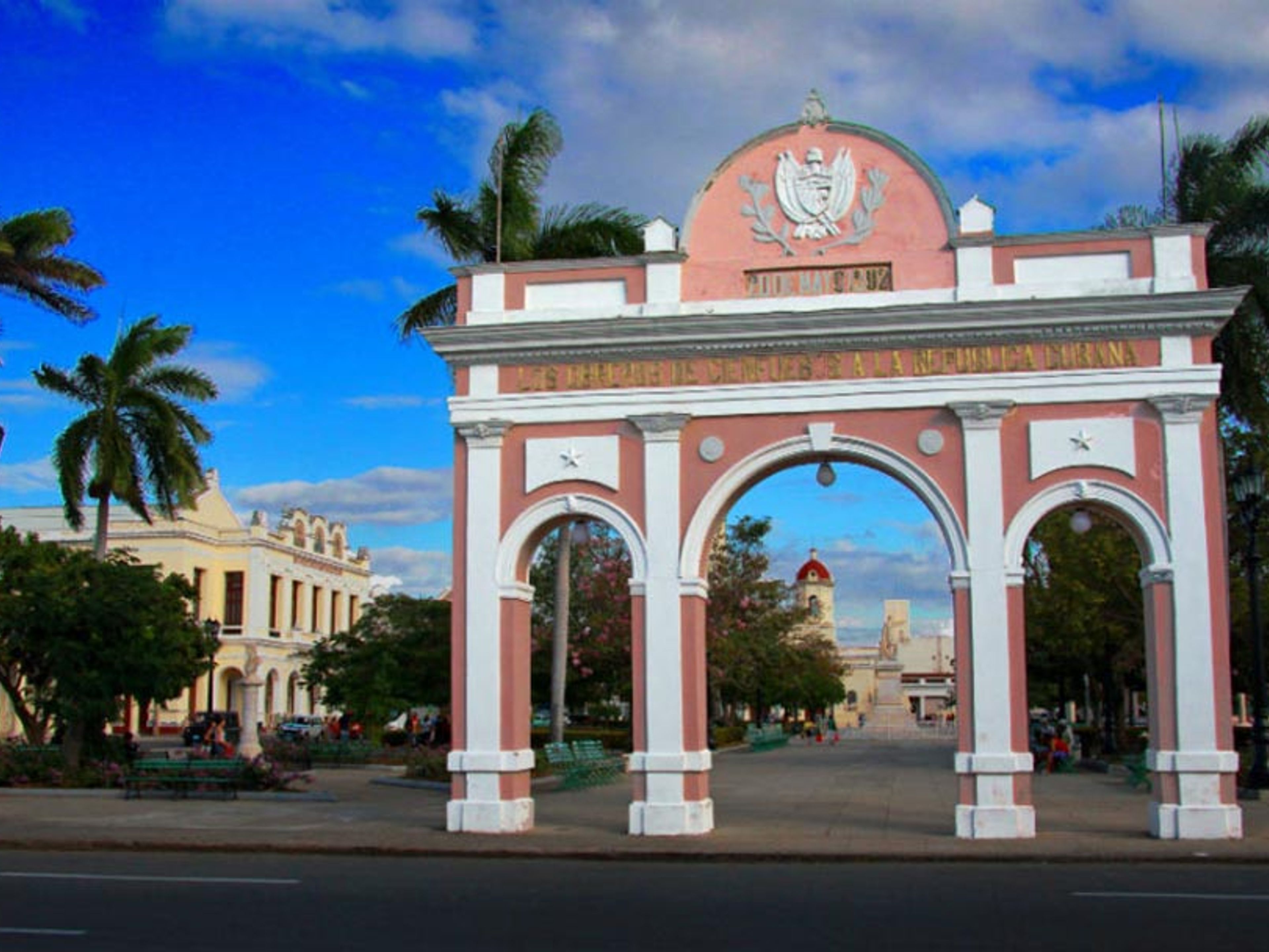 Excursão "PASSEIO A CIENFUEGOS E TRINIDAD EM CARROS CLÁSSICOS AMERICANOS". The José Martí Central Park panoramic view, Cienfuegos city, Cuba.