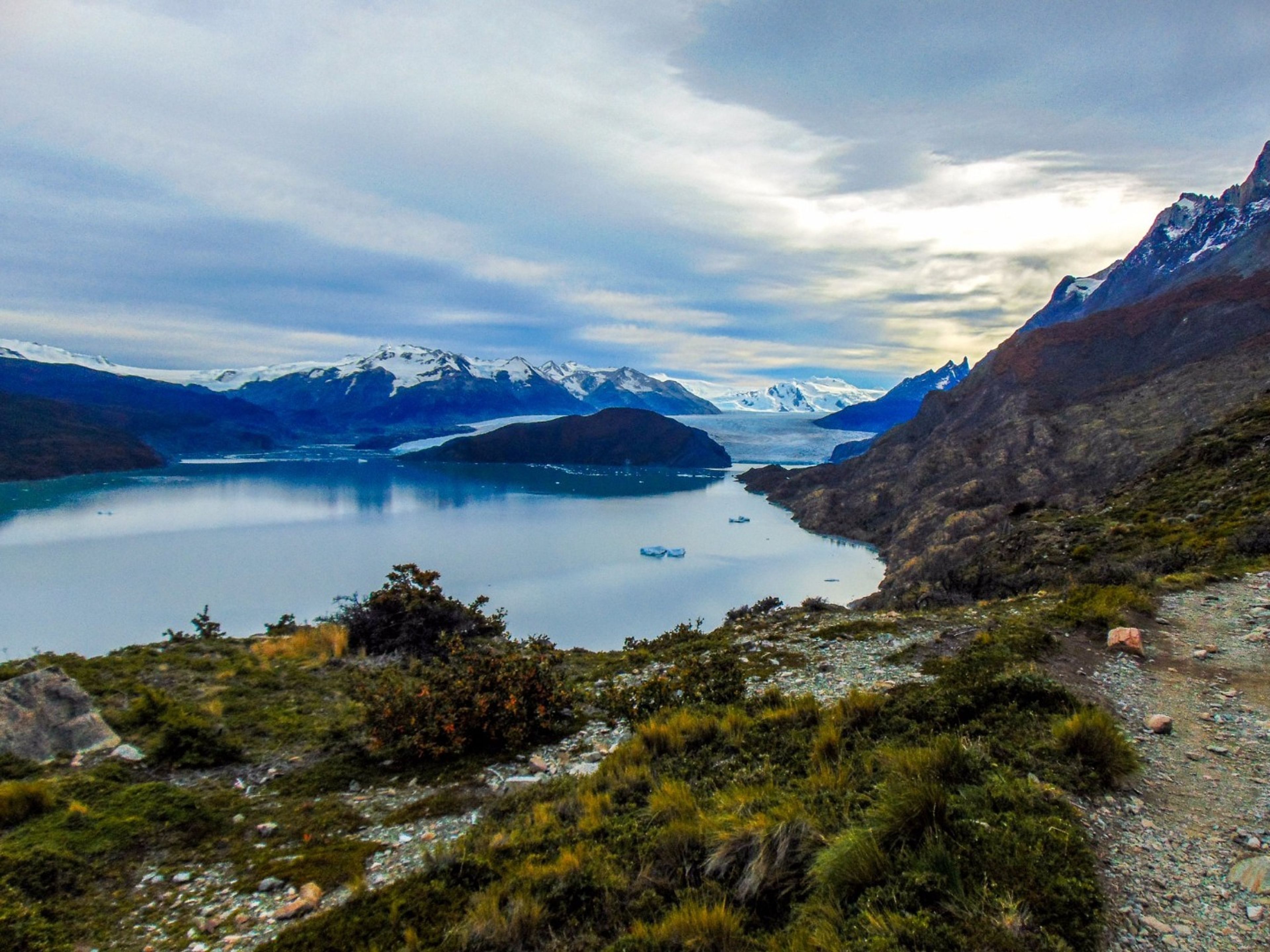 Tур "ТРЕККИНГ ВАЛЬЕ ФРАНСЕС + ЛАНЧ-БОКС + КАТАМАРАН". "VALLE FRANCES TREKKING + BOX LUNCH + CATAMARAN" Tour, Torres del Paine National Park, Chile.