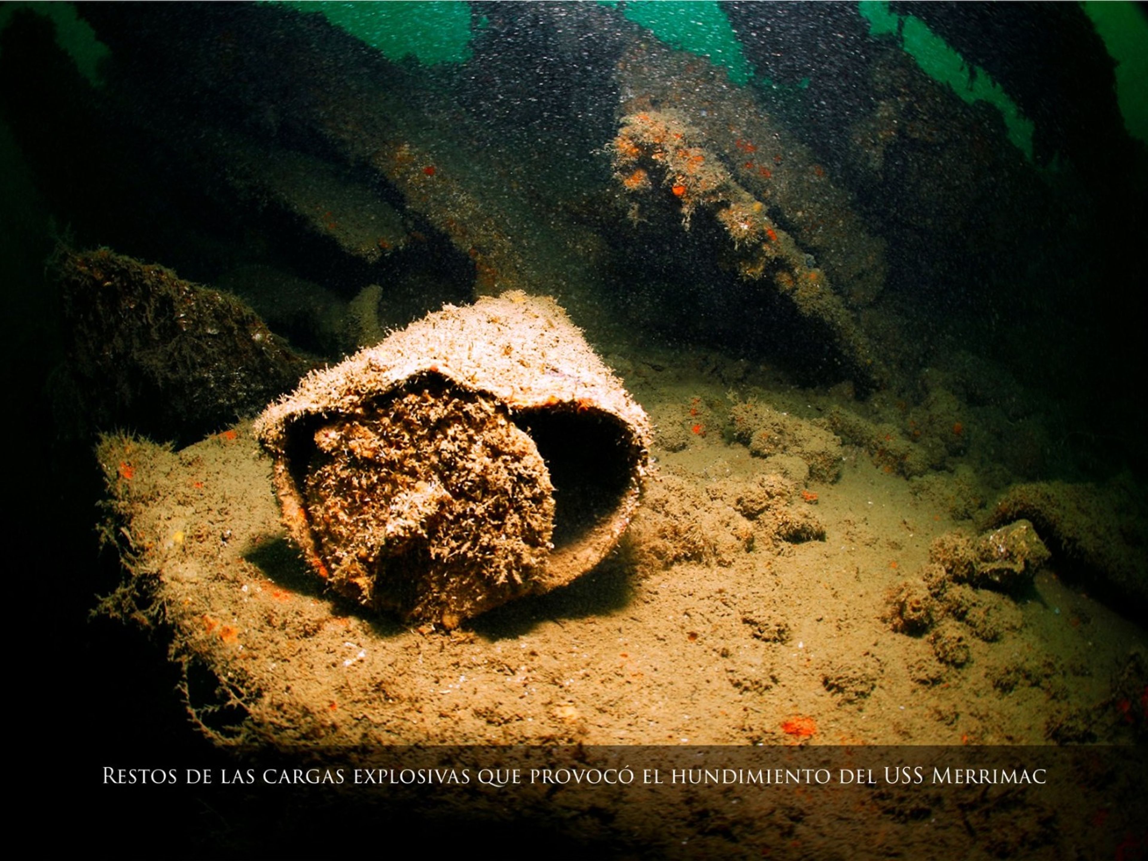 Plongée sous-marine dans les épaves de la guerre hispano-cubaine et nord-américaine de 1898. "NAVIRE CHARBONNIER USS MERIMAC".. Remains of the explosive charges that caused the sinking of the USS Merrimac. DIVING IN WRECKS OF THE HISPANIC - CUBAN - NORTH AMERICAN WAR OF 1898. "COAL SHIP USS MERRIMAC".