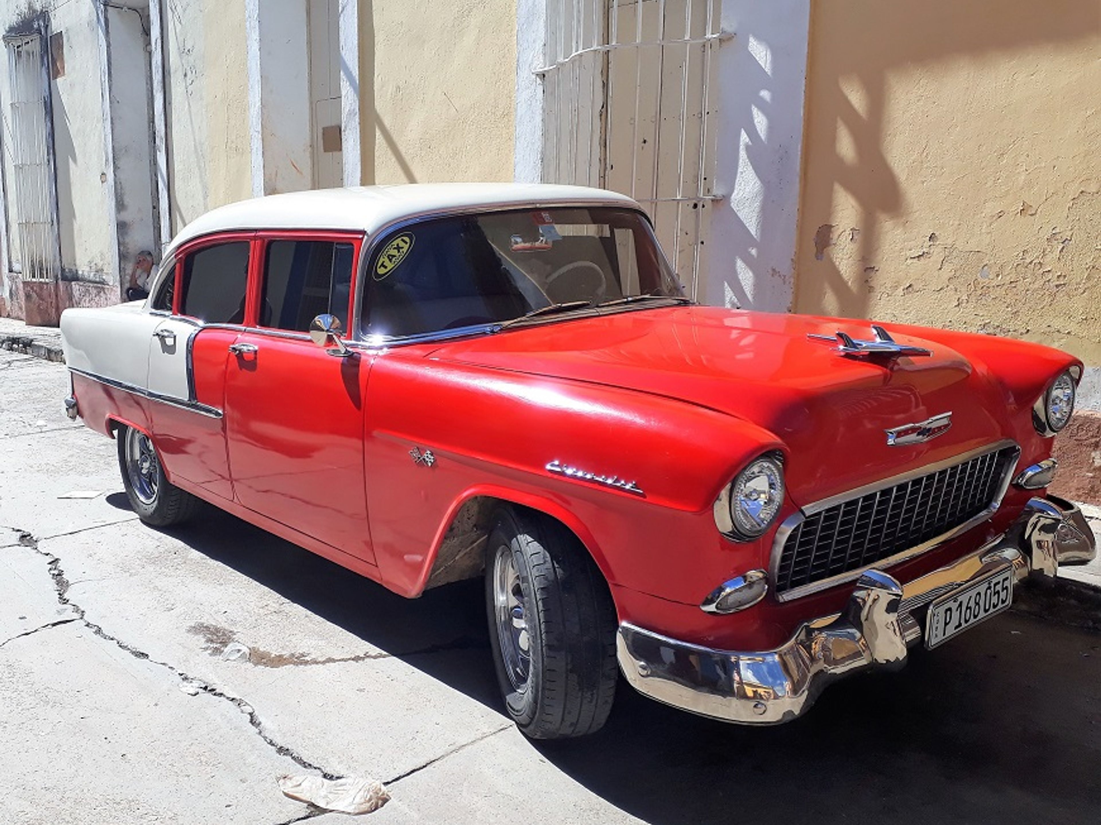 Excursión “Paseo a Santa Clara y Remedios en Carros Clásicos Americanos”. “Ride to Santa Clara & Remedios in Old Fashion American Classic Cars” Tour