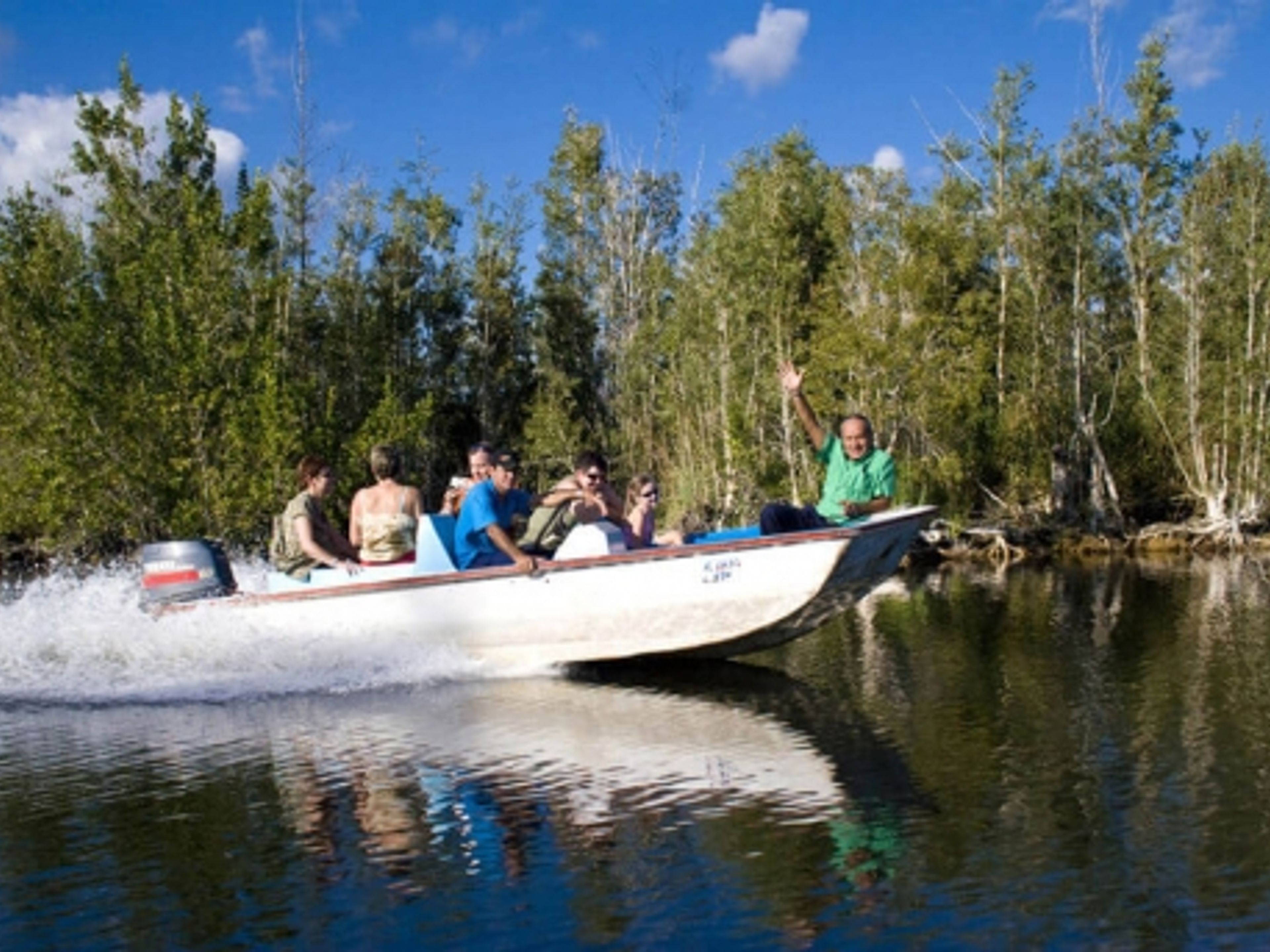 "Flusswanderung am Hatiguanico-Fluss". "Fluvial Walk by the Hatiguanico River"