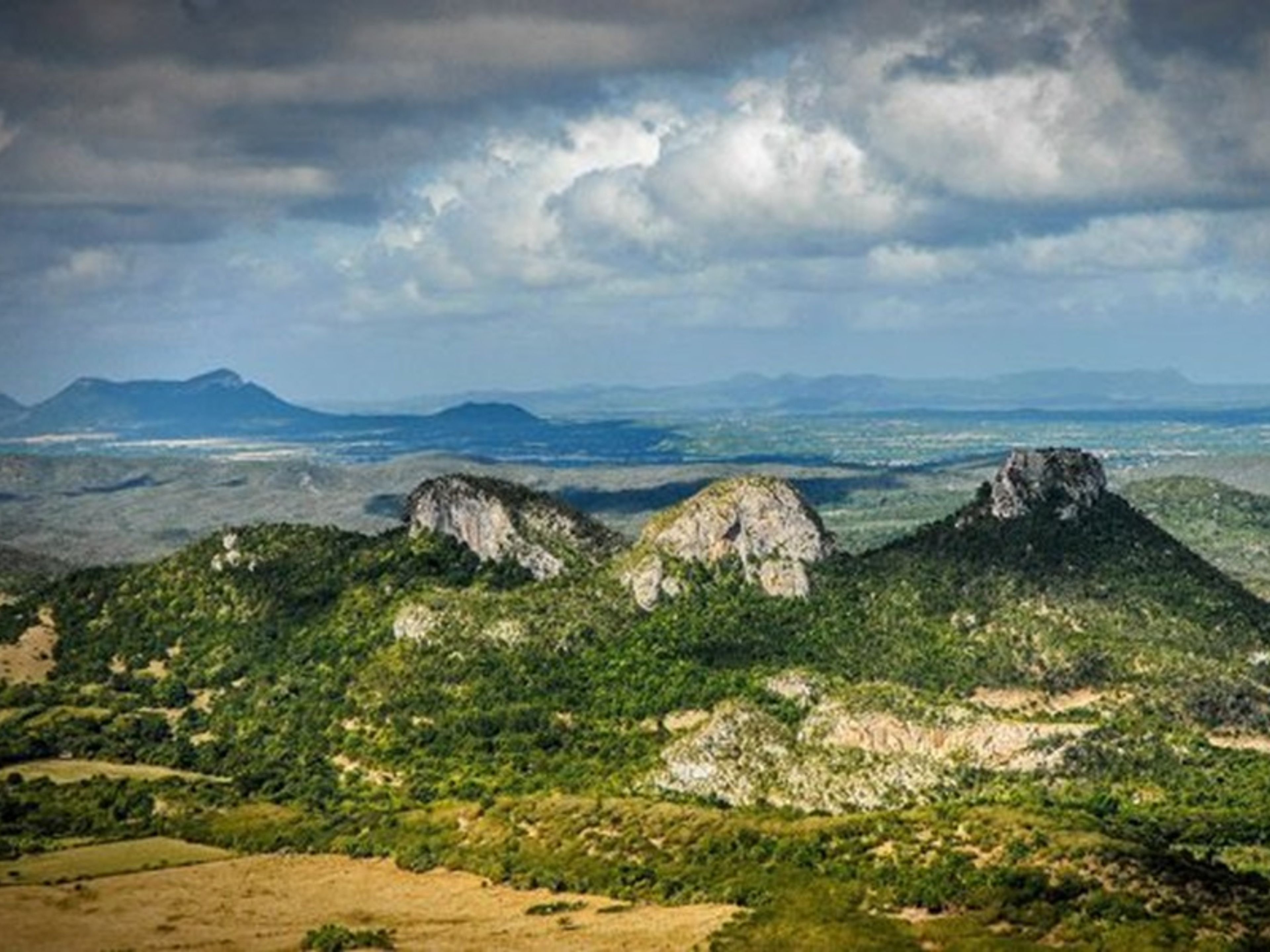 Jeep Safari "CAMINO A RÍO DE MARES". Elevations of Rafael Freyre, in the province of Holguin, Cuba.