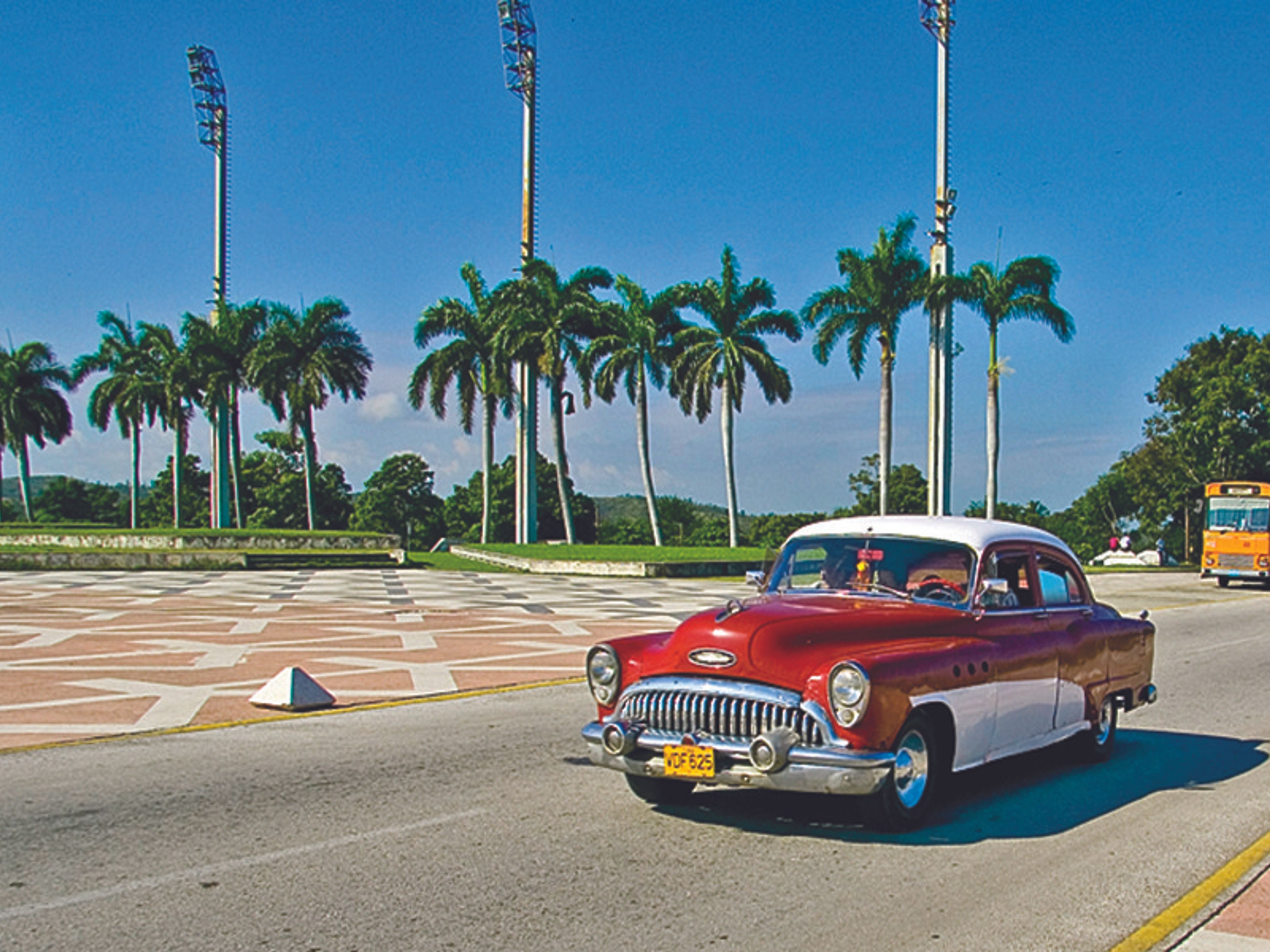 Excursión privada “SANTA CLARA  - REMEDIOS EN AUTOS CLÁSICOS AMERICANOS (TECHO DURO)". "Santa Clara - Remedios" Private Tour in American Classic Cars