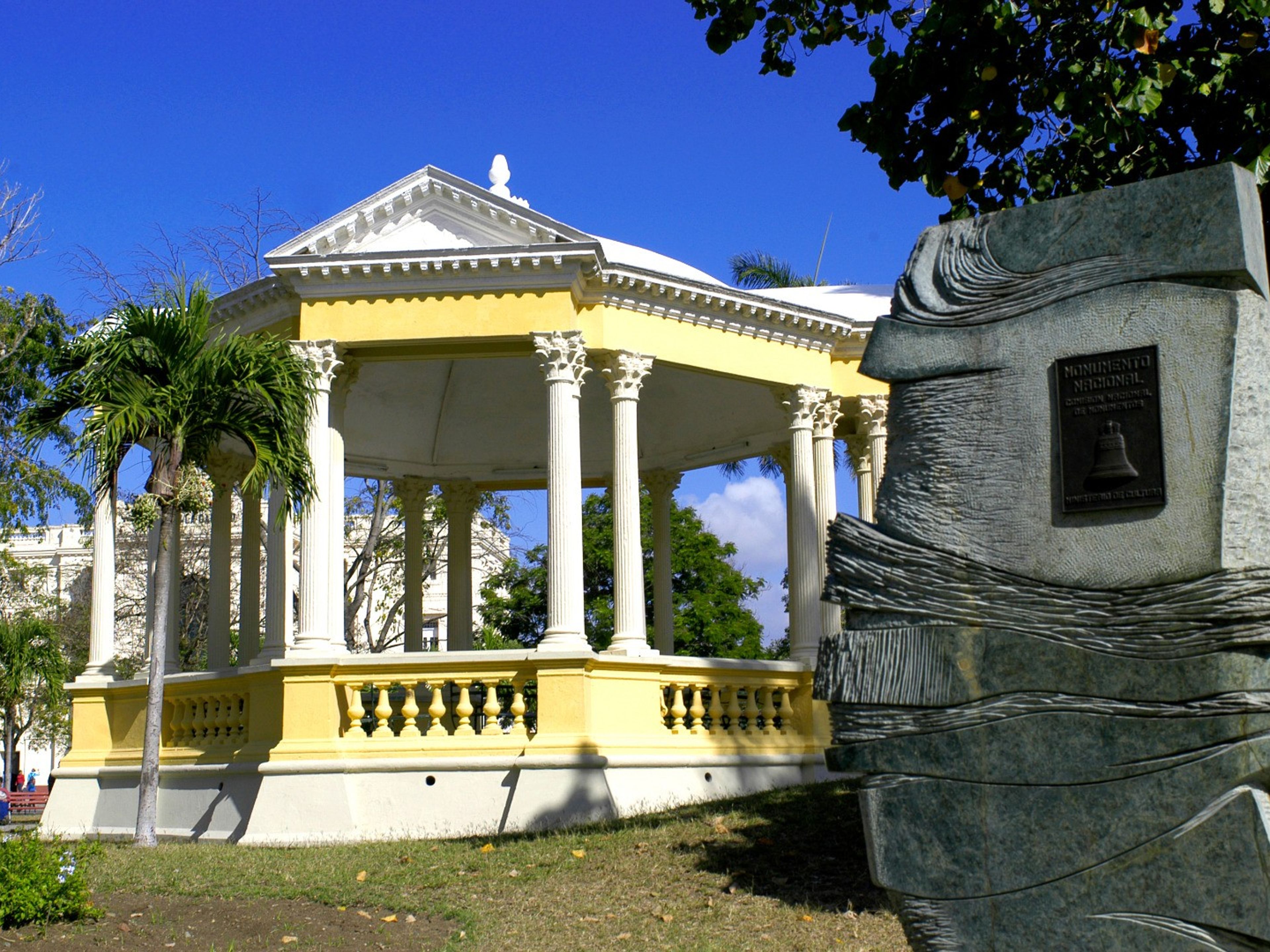 Excursión privada “SANTA CLARA  - REMEDIOS EN AUTOS CLÁSICOS AMERICANOS (TECHO DURO)". Leoncio Vidal central park panoramic view, Santa Clara city