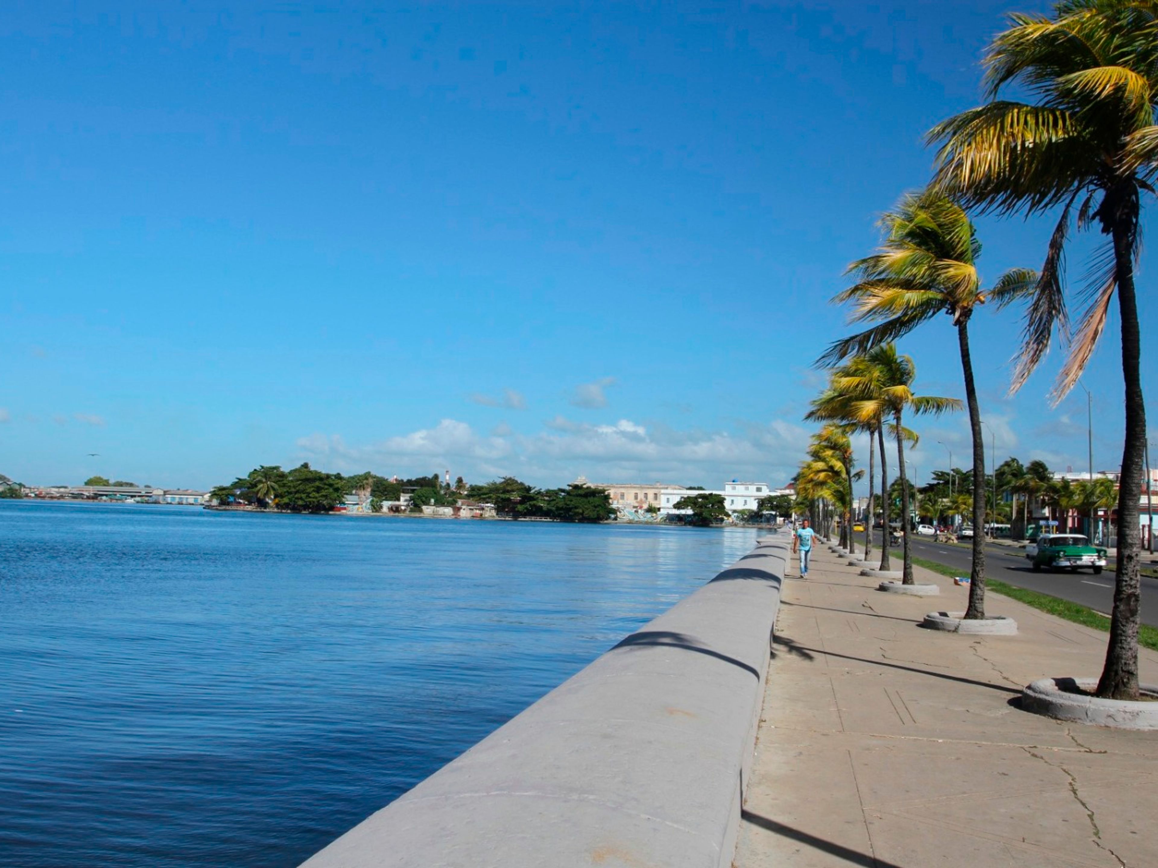 Jeep Safari "UNE VILLE, CIENFUEGOS". Malecón de Cienfuegos,  Jeep “Overnight Cienfuegos”