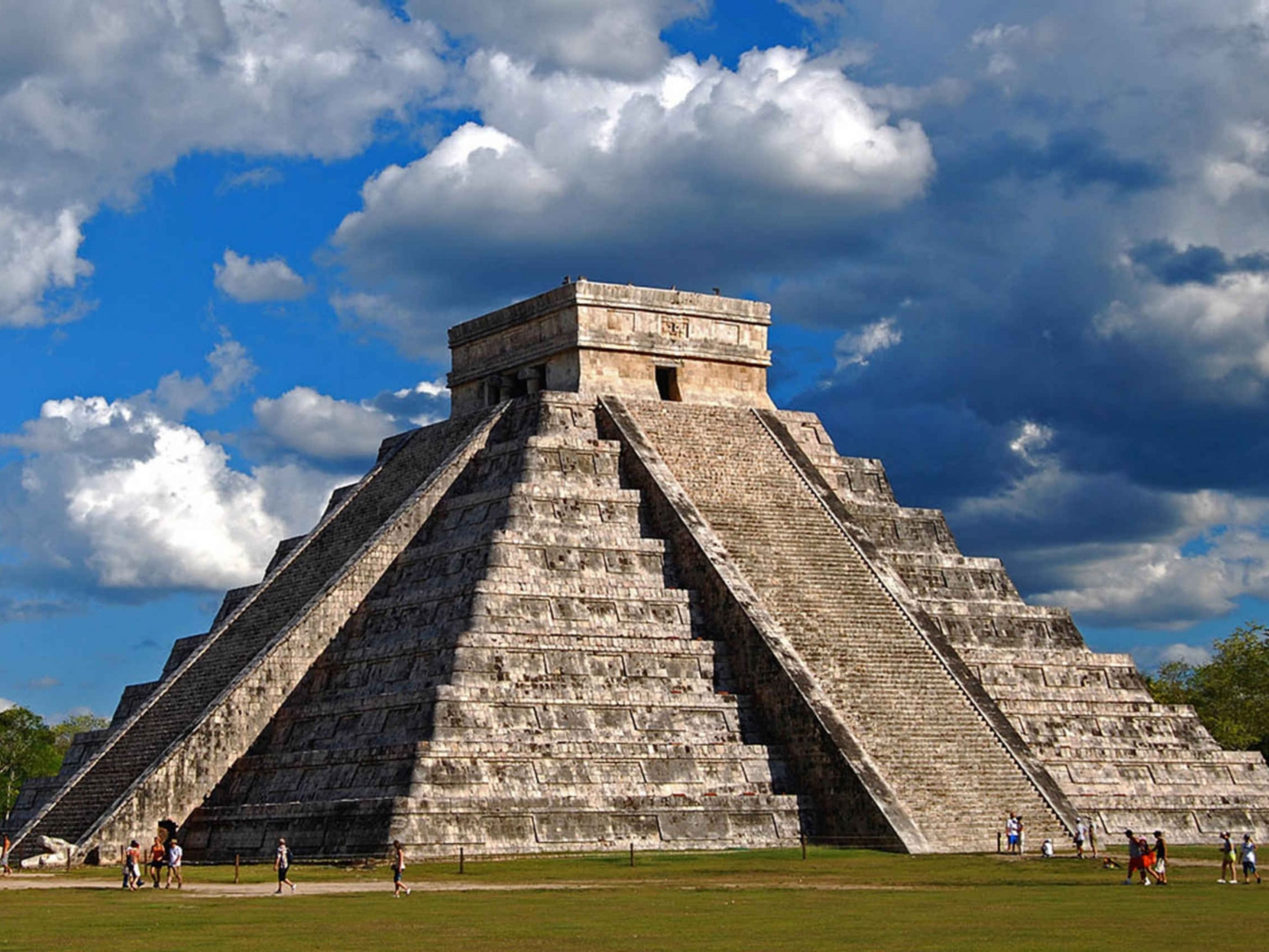 Excursão "VIP Plus exclusiva da Chichen Adventure". "El Castillo", also known as Temple of Kukulcan is the center of the archaeological site in Chichen Itza, Cancun, mexico