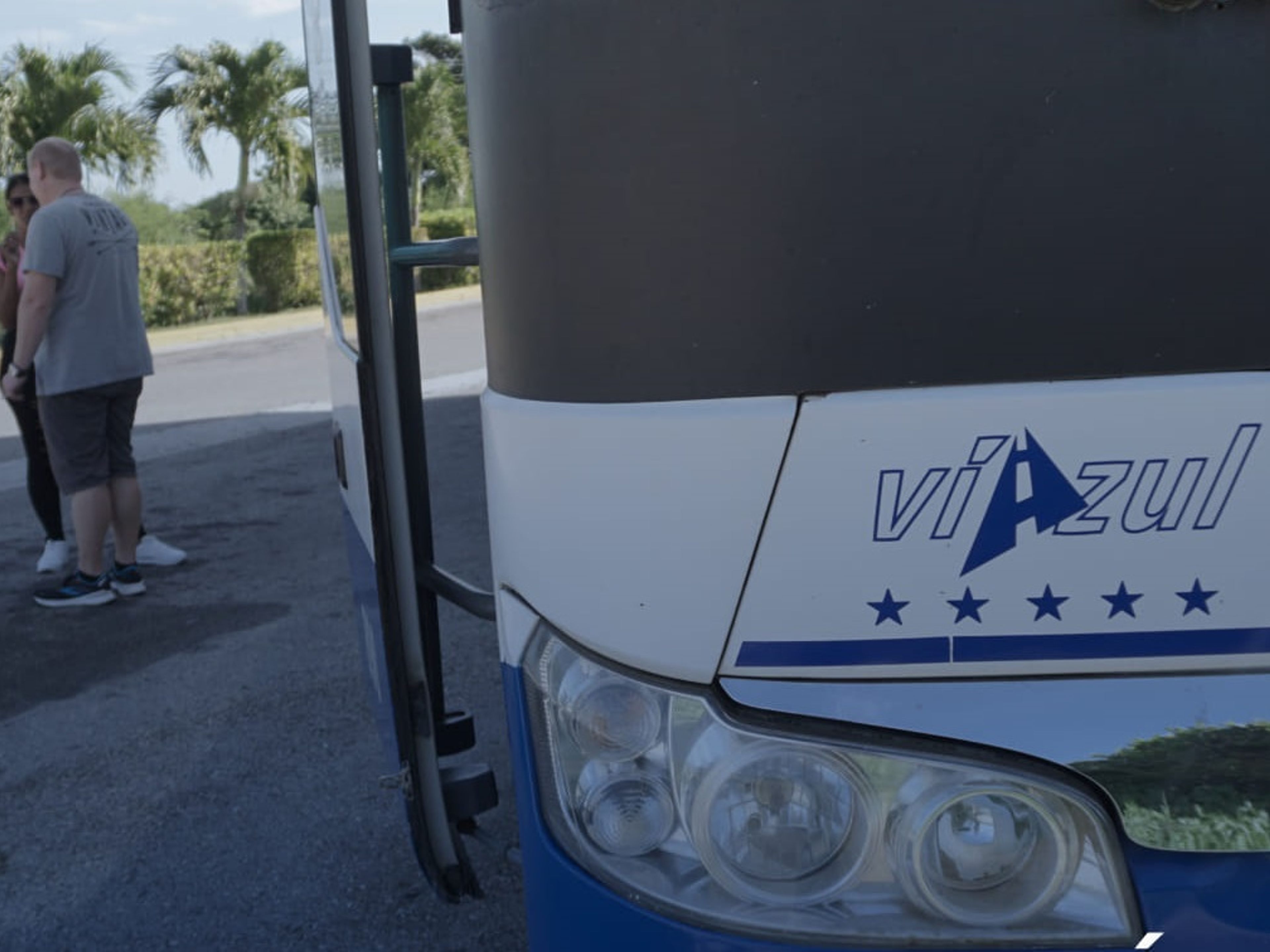 Serviços de transferência colectiva “VIAZUL CUBA: SANTIAGO DE CUBA / BAYAMO / CAMAGÜEY / CIEGO DE ÁVILA / AEROPORTO DE HAVANA / HAVANA“. “VIAZUL CUBA: SANTIAGO DE CUBA / BAYAMO / CAMAGÜEY / CIEGO DE ÁVILA / HAVANA AIRPORT / HAVANA“ Collective Transfer Services