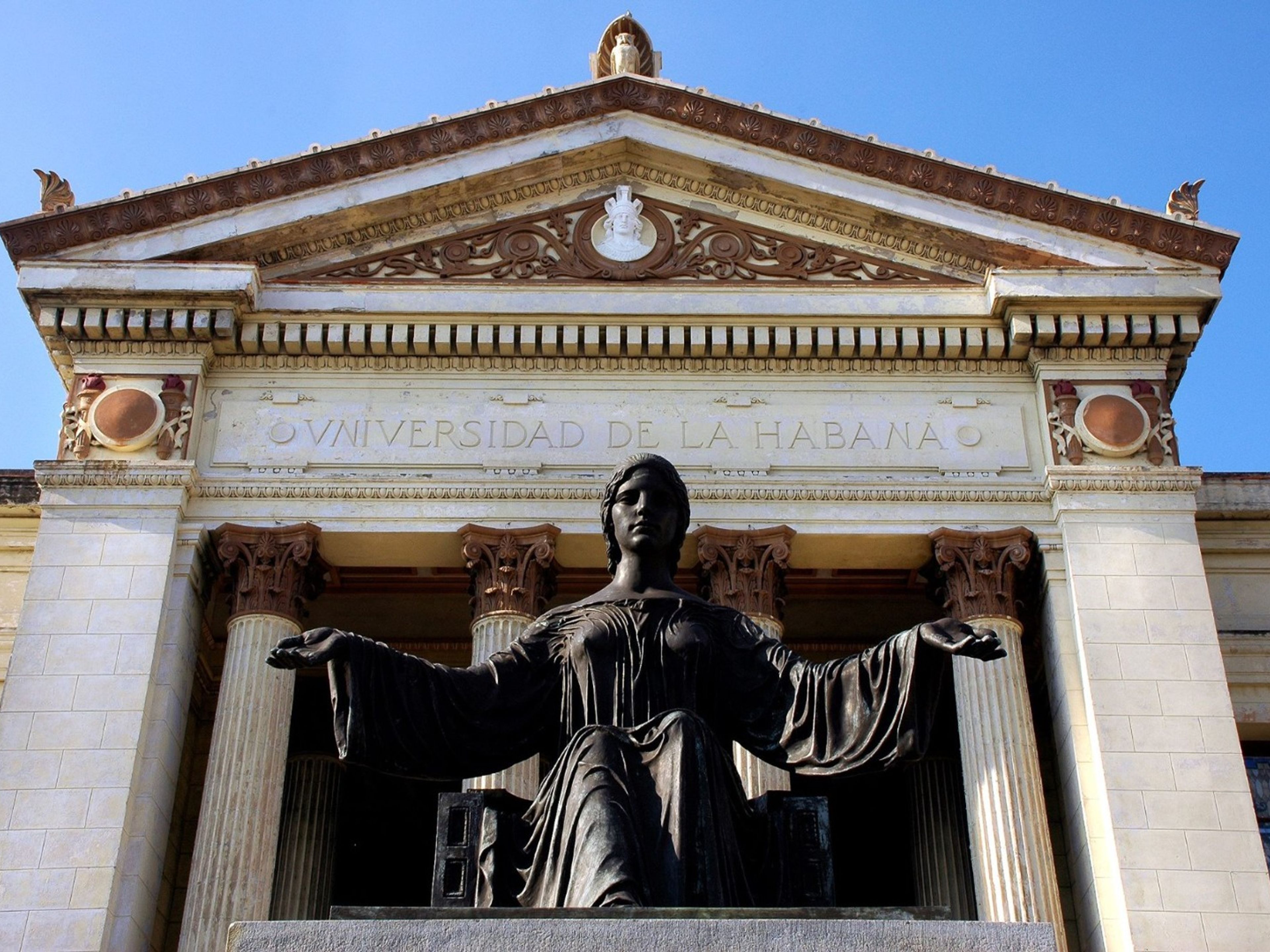 Tour "HISTOIRE ET CIGARES" (3 JOURS / 2 NUITS). The Alma Mater, National Monument, University of Havana, Vedado, Havana, Cuba.
