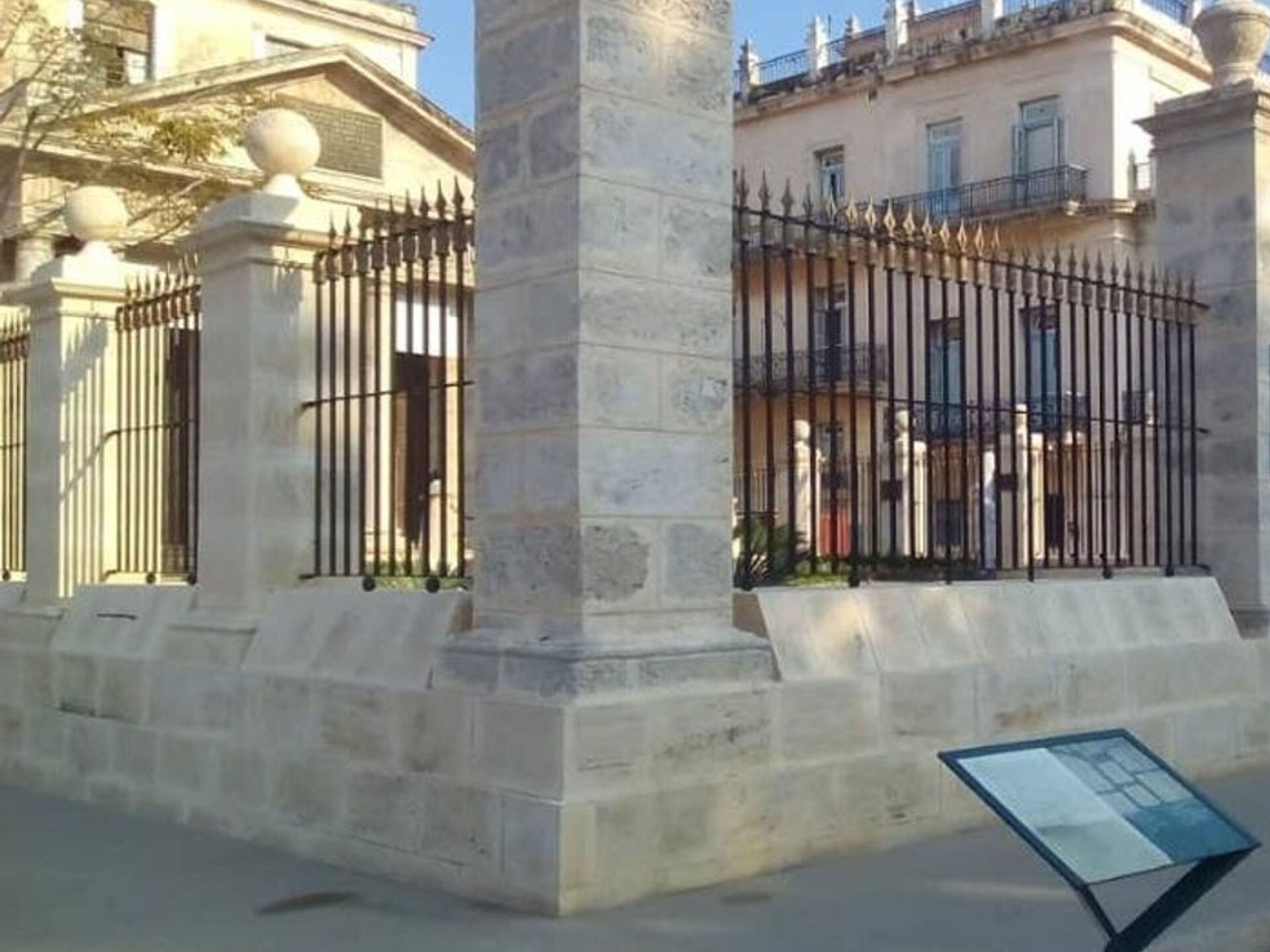 Excursão "O BERÇO DA CIDADE DE HAVANA" (Turismo acessível). El Templete monument panoramic view, Old Havana, Havana, Cuba.