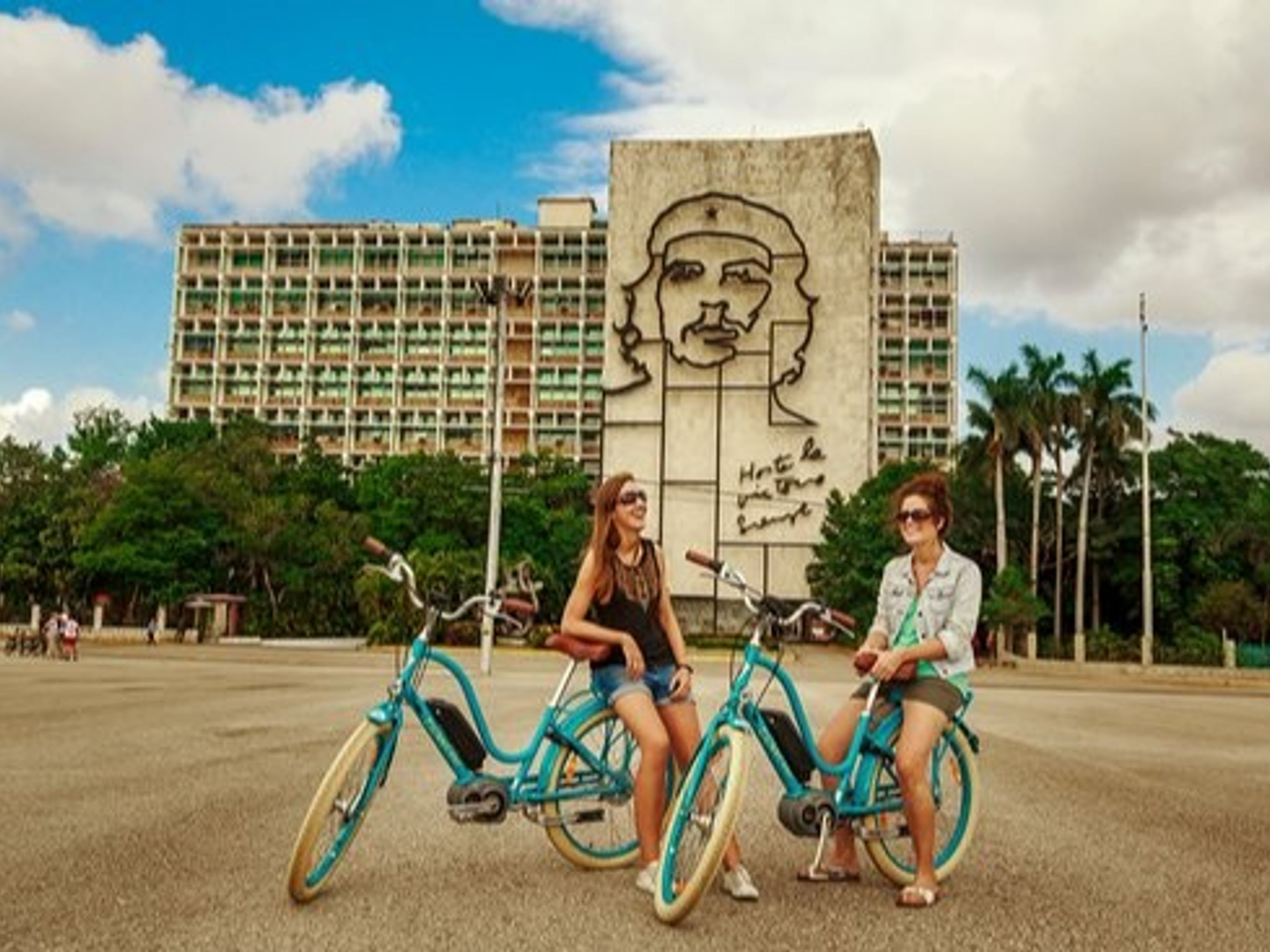 Excursión “HABANA EN E-BIKE”. E-BIKE ride in Havana.