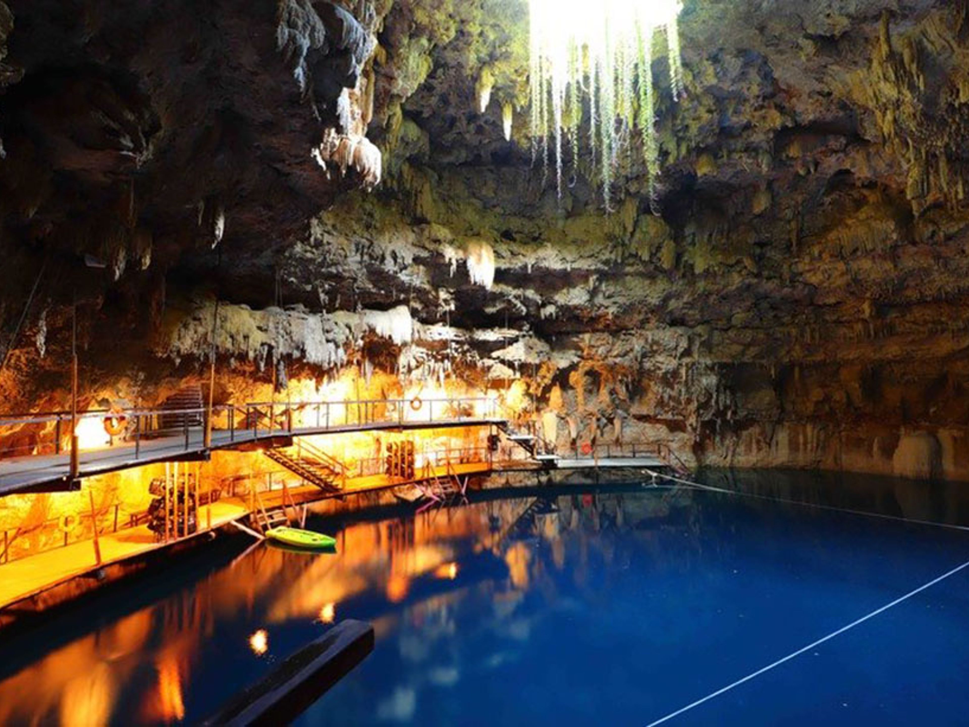 Excursión "Privado Chichen Itza Plus". The Sacred Cenote in Chiche Itza Archaeological Zone, Cancun, Mexico.