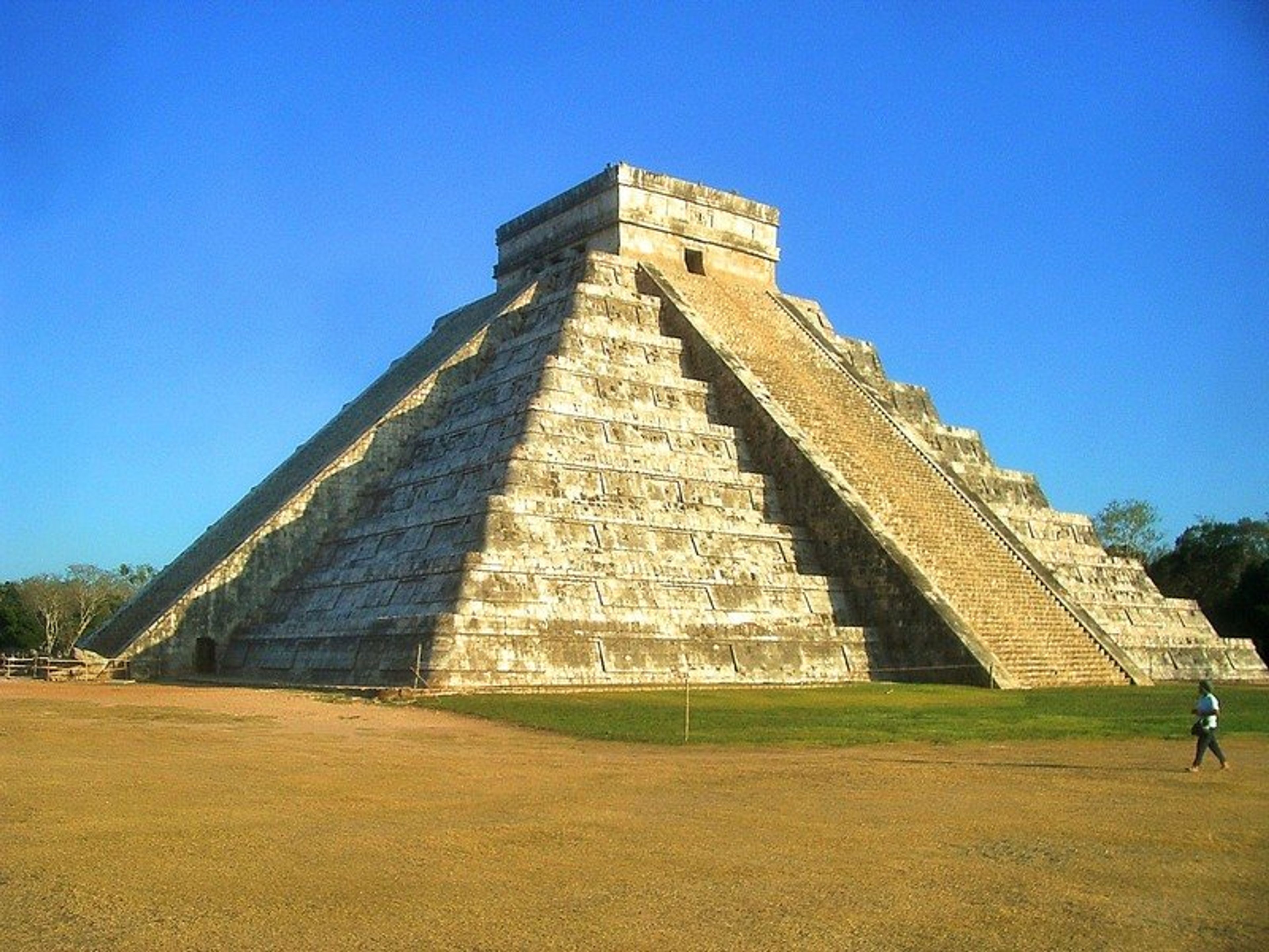 Excursión "Privado Chichen Itza Plus". "El Castillo", also known as Temple of Kukulcan is the center of the archaeological site in Chichen Itza, Cancun, mexico