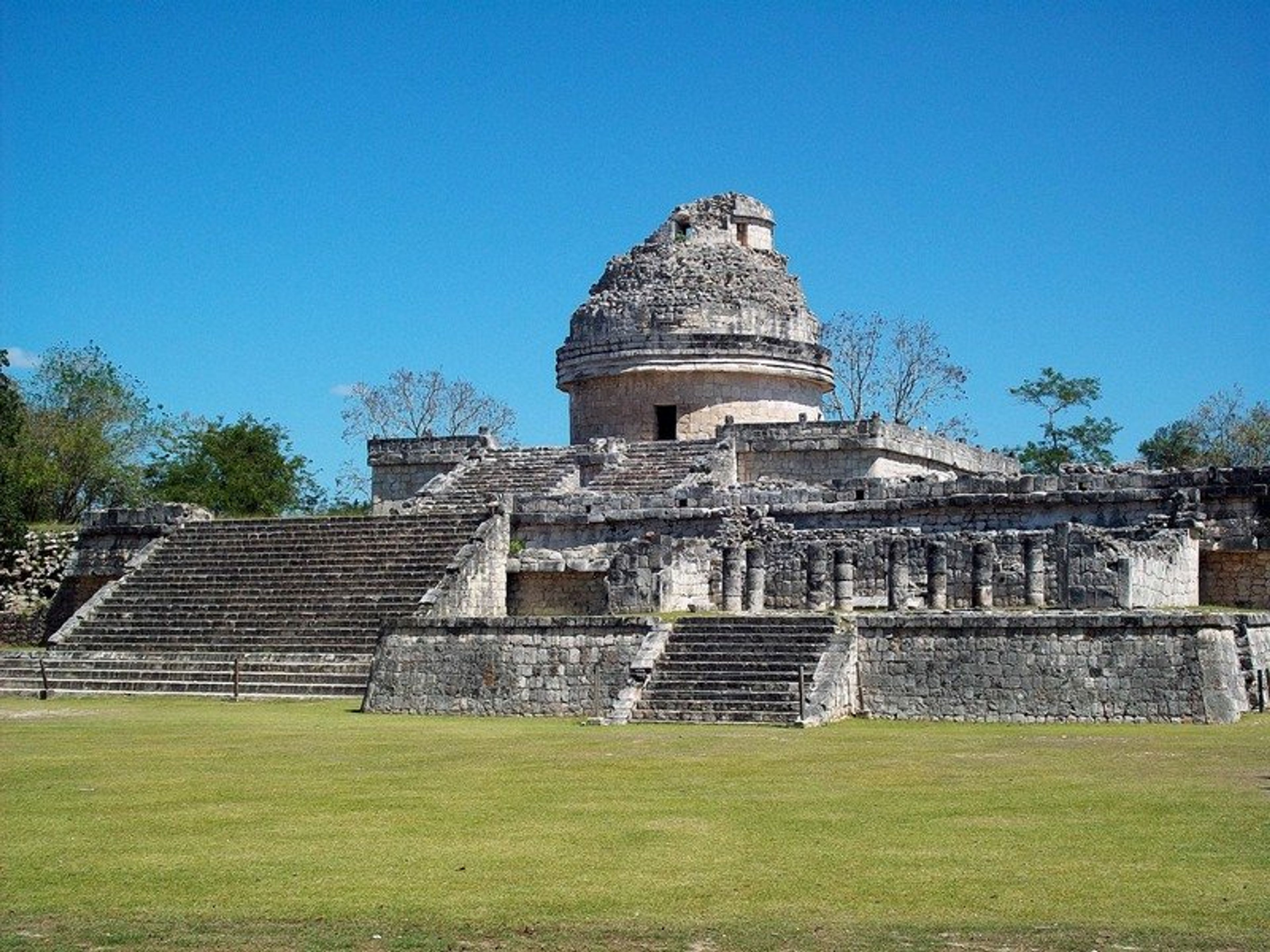 Excursión "Privado Chichen Itza Plus". The "El Caracol" observatory temple in Chichen Itza Archaeological Zone, Cancun, Yucatan Peninsula. Mexico.