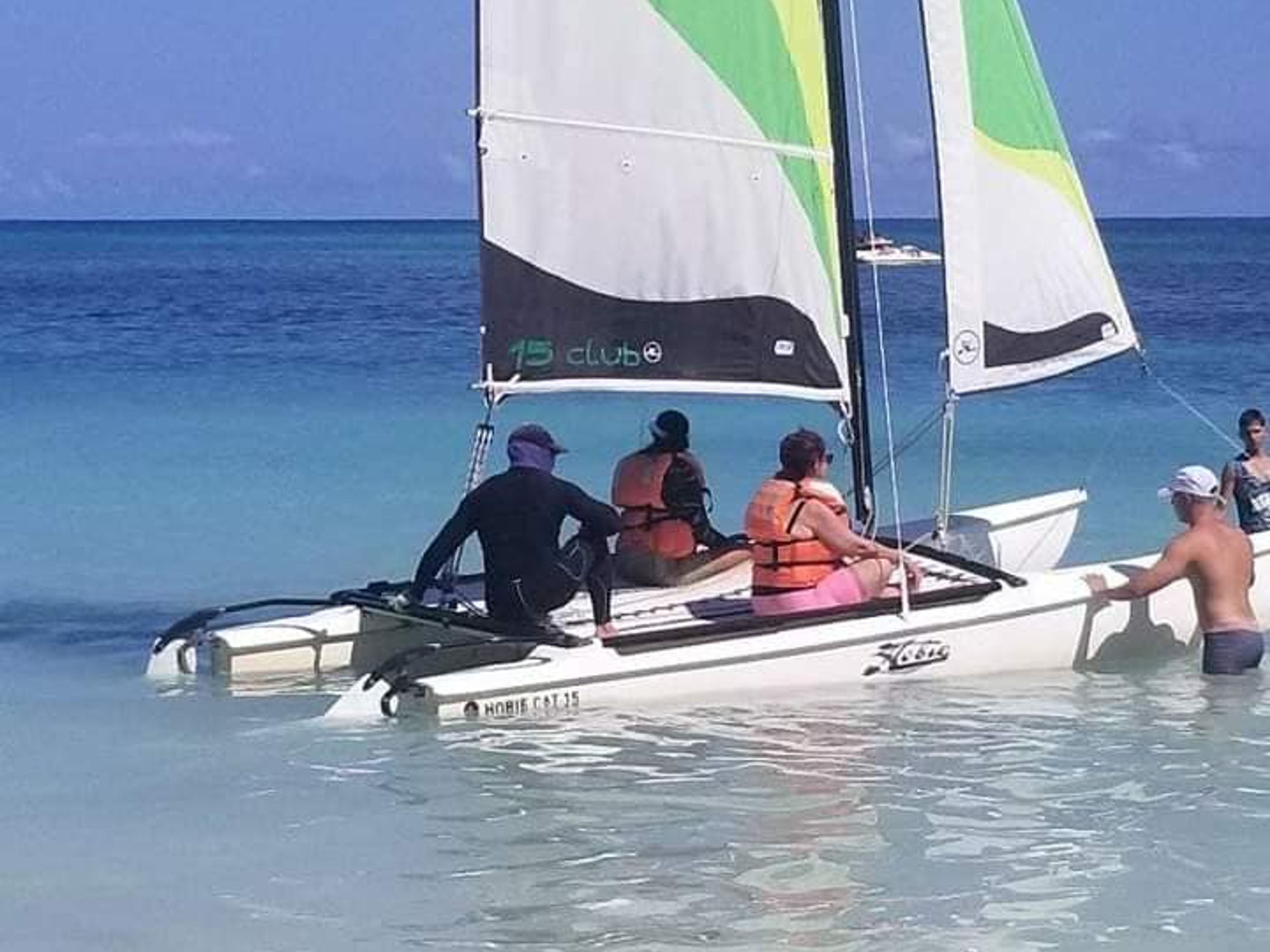 Excursión “SNORKELING EN HOBBIE CAT EN PLAYA GUARDALAVACA”. "SNORKELING AT HOBBIE CAT IN GUARDALAVACA BEACH" Tour, Holguín, Cuba.